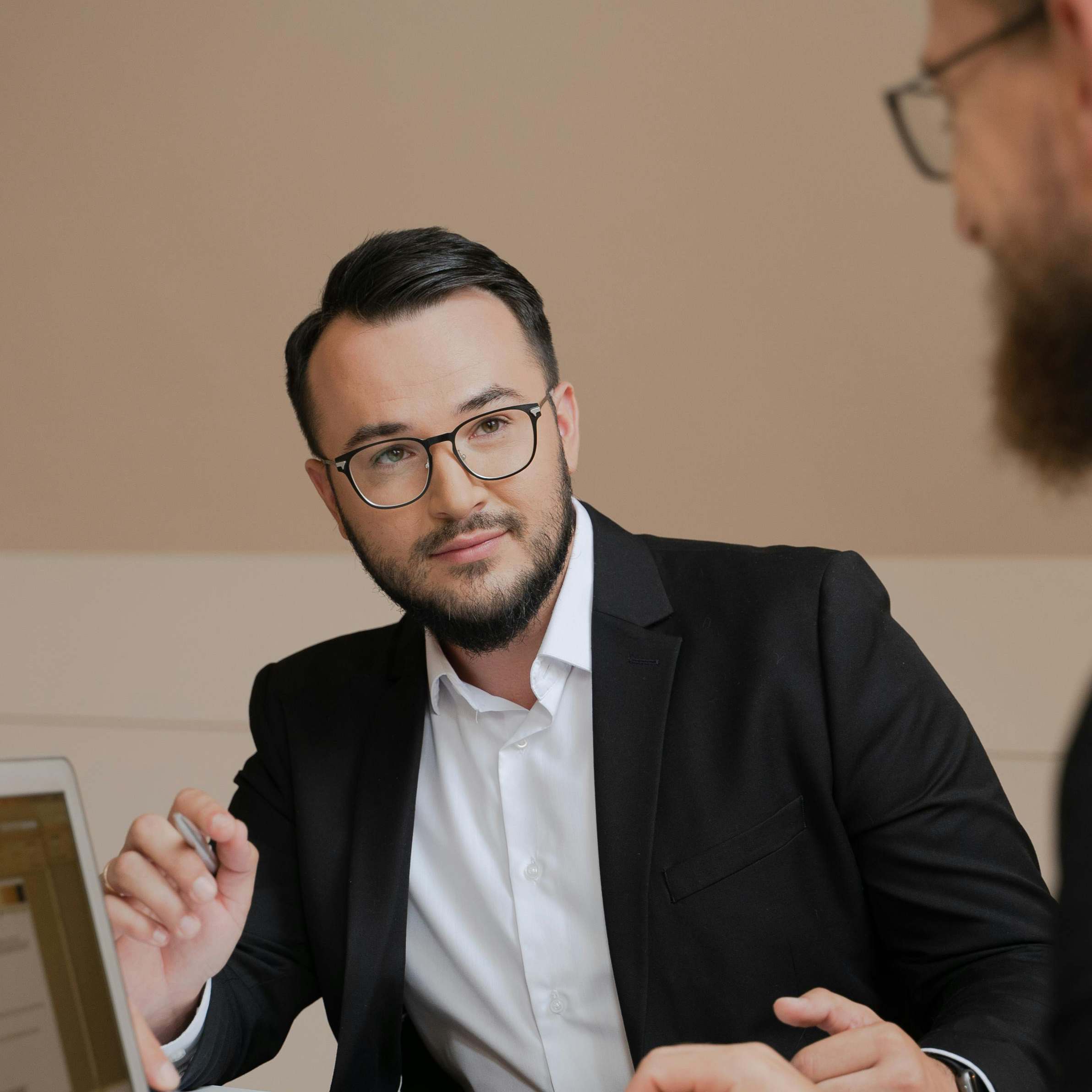 Deux hommes en discussion dans un bureau | Source : Pexels