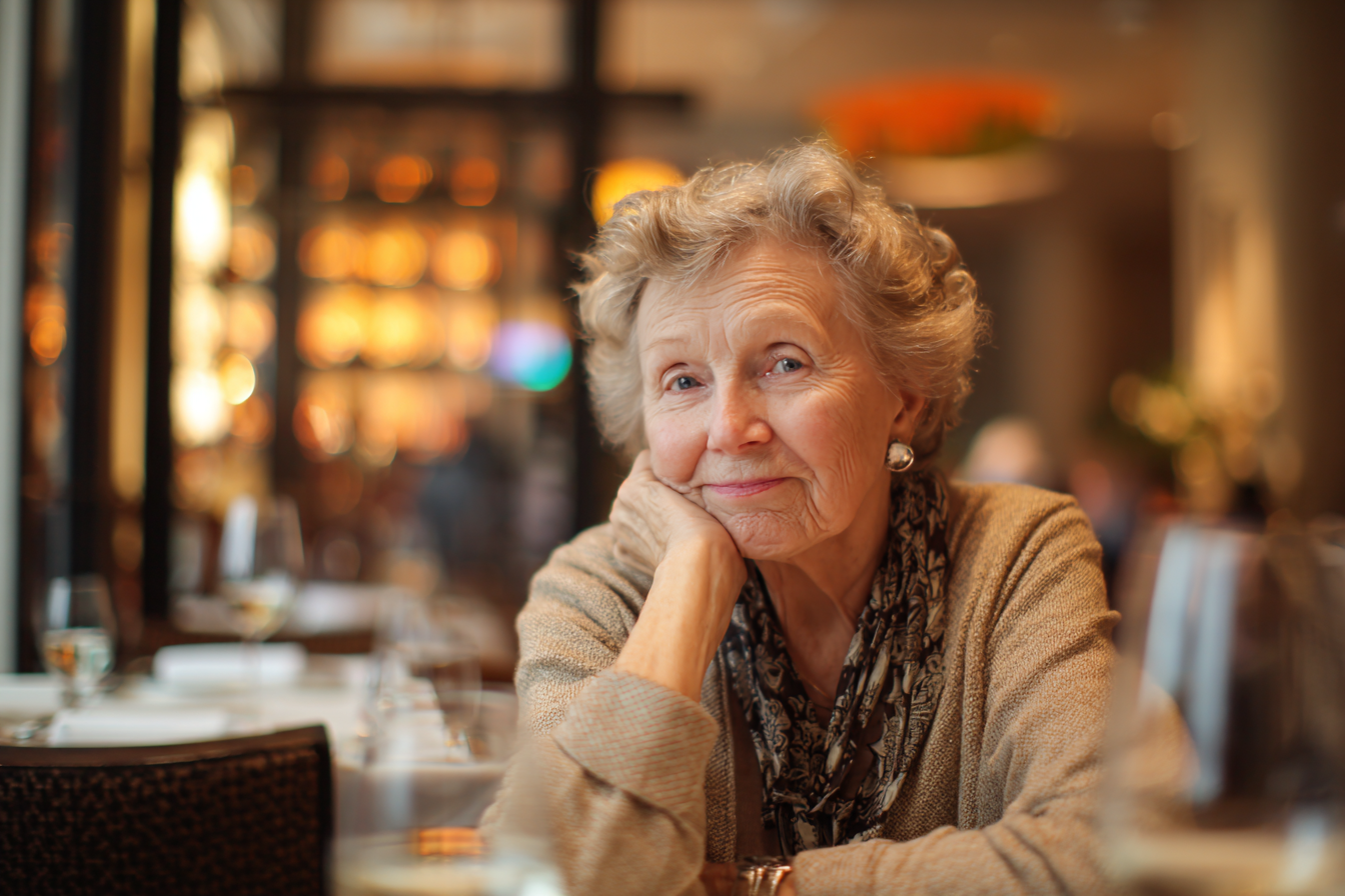 Une femme dans un restaurant qui fixe quelqu'un avec désapprobation | Source : Midjourney