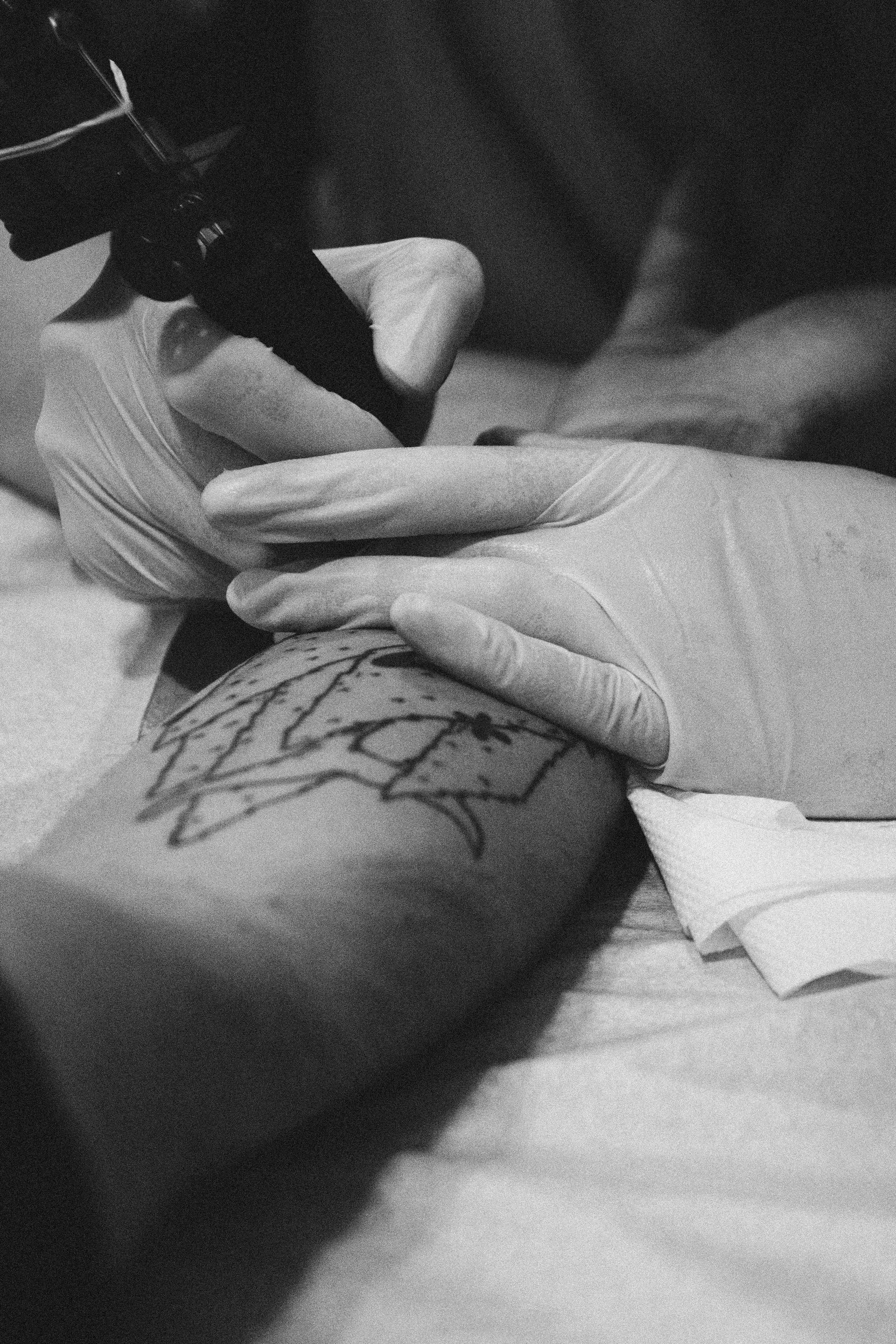 Une personne se faisant tatouer | Source : Pexels