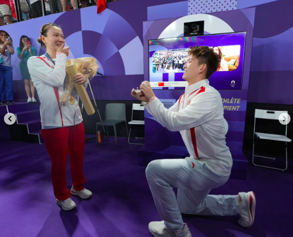 Liu Yuchen demandant en mariage Huang Ya Qiong pendant les Jeux olympiques de Paris, posté le 3 août 2024 | Source : Instagram/hyq28