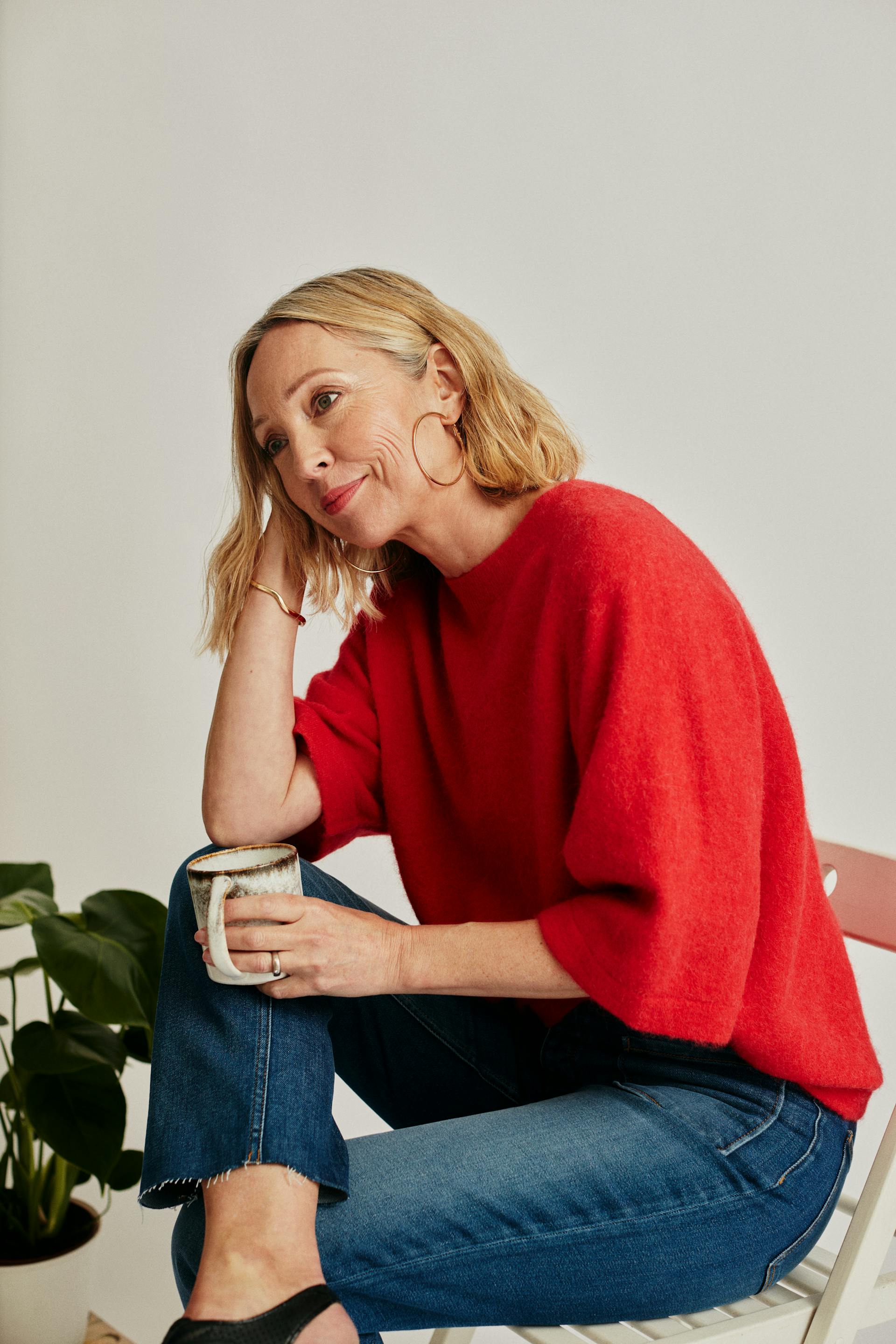 Une femme assise sur une chaise avec une tasse blanche | Source : Pexels
