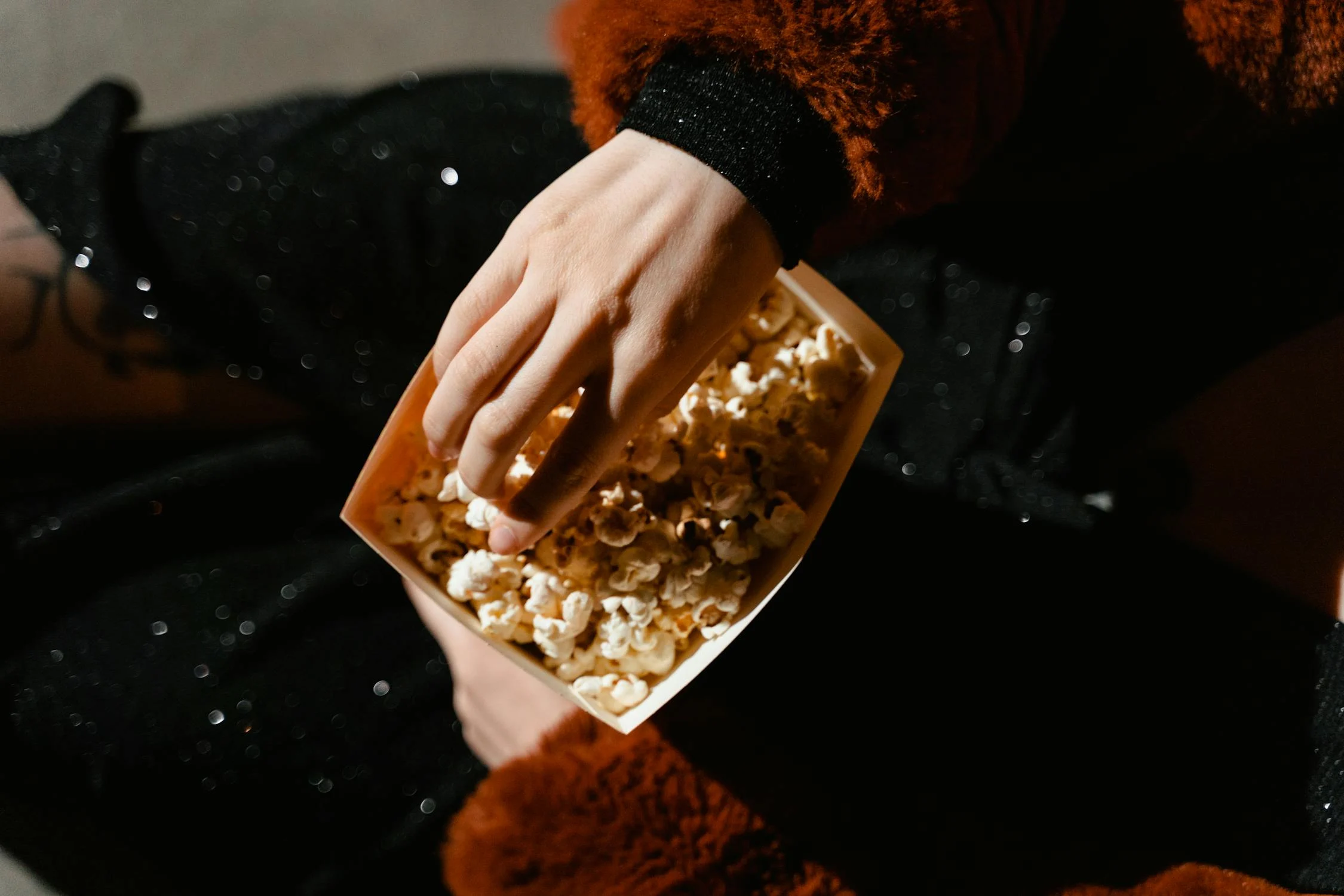 A woman eating popcorn | Source: Pexels