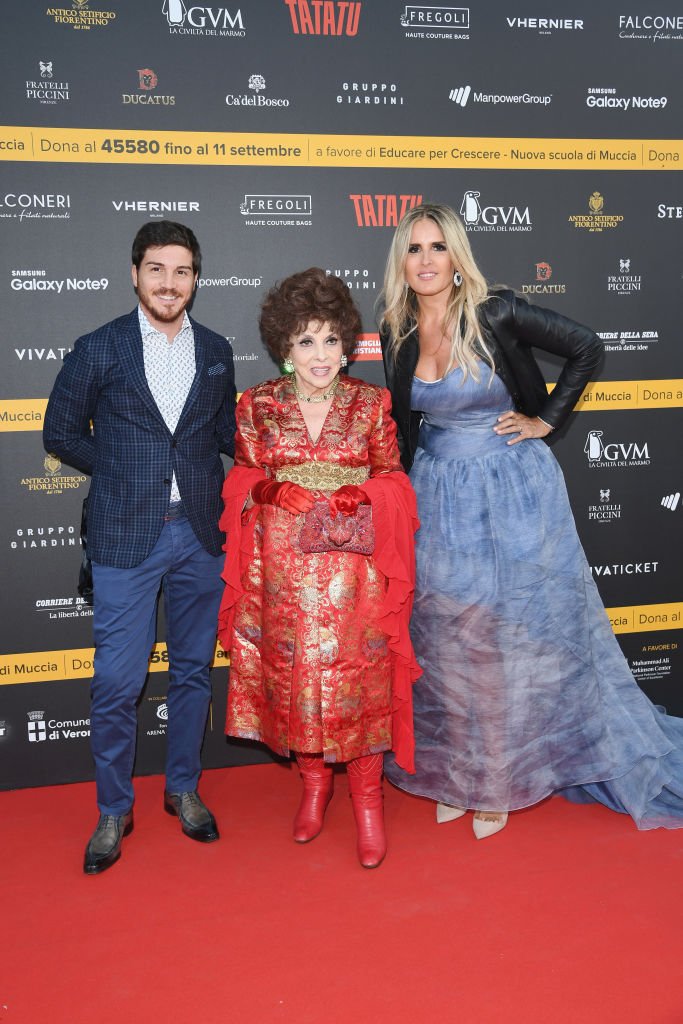  Andrea Piazzolla, Gina Lollobrigida et Tiziana Rocca assistent à la soirée de combat des célébrités à l'Arena di Verona le 8 septembre 2018 à Vérone, en Italie. | Photo : Getty Images