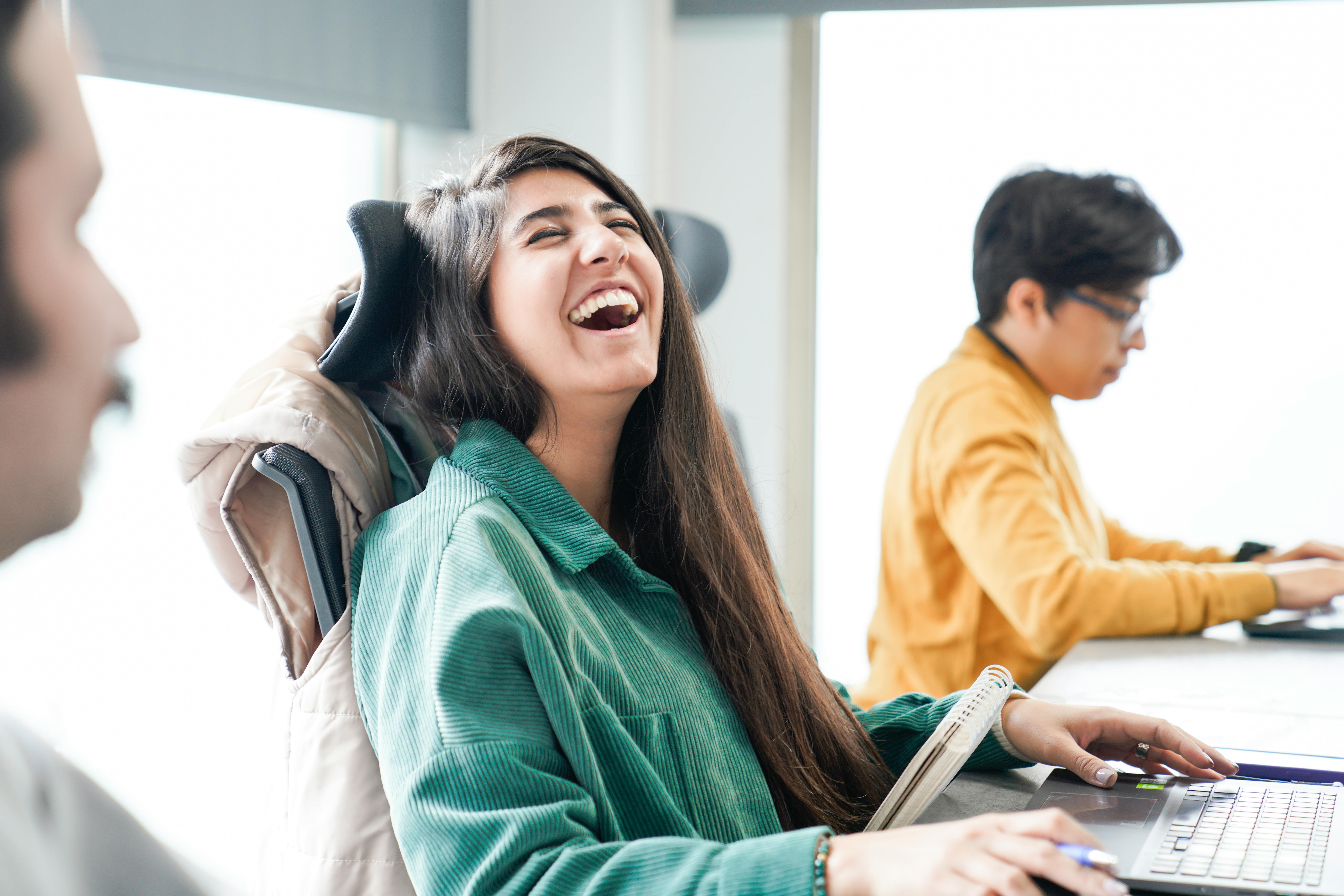 Une femme qui rit | Source : Pexels