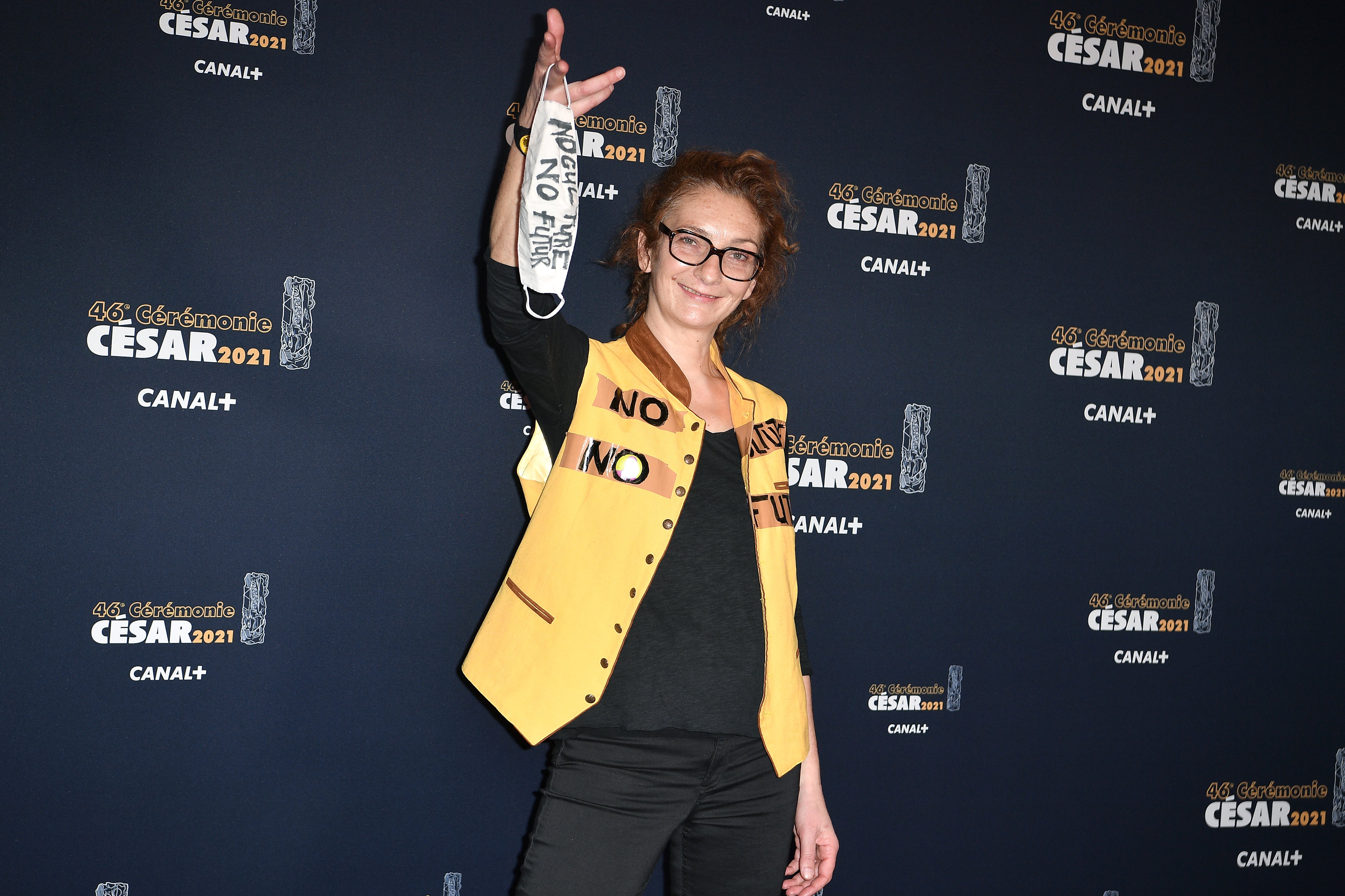 Corinne Masiero arrive à la 46e cérémonie des César du cinéma à L'Olympia le 12 mars 2021 à Paris, France. | Photo : Getty Images