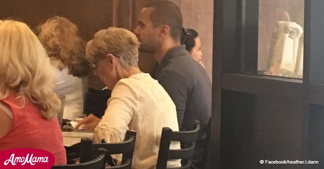 Un restaurant n'a pas de place pour une femme âgée mais le geste tendre d'un inconnu a touché le cœur des internautes