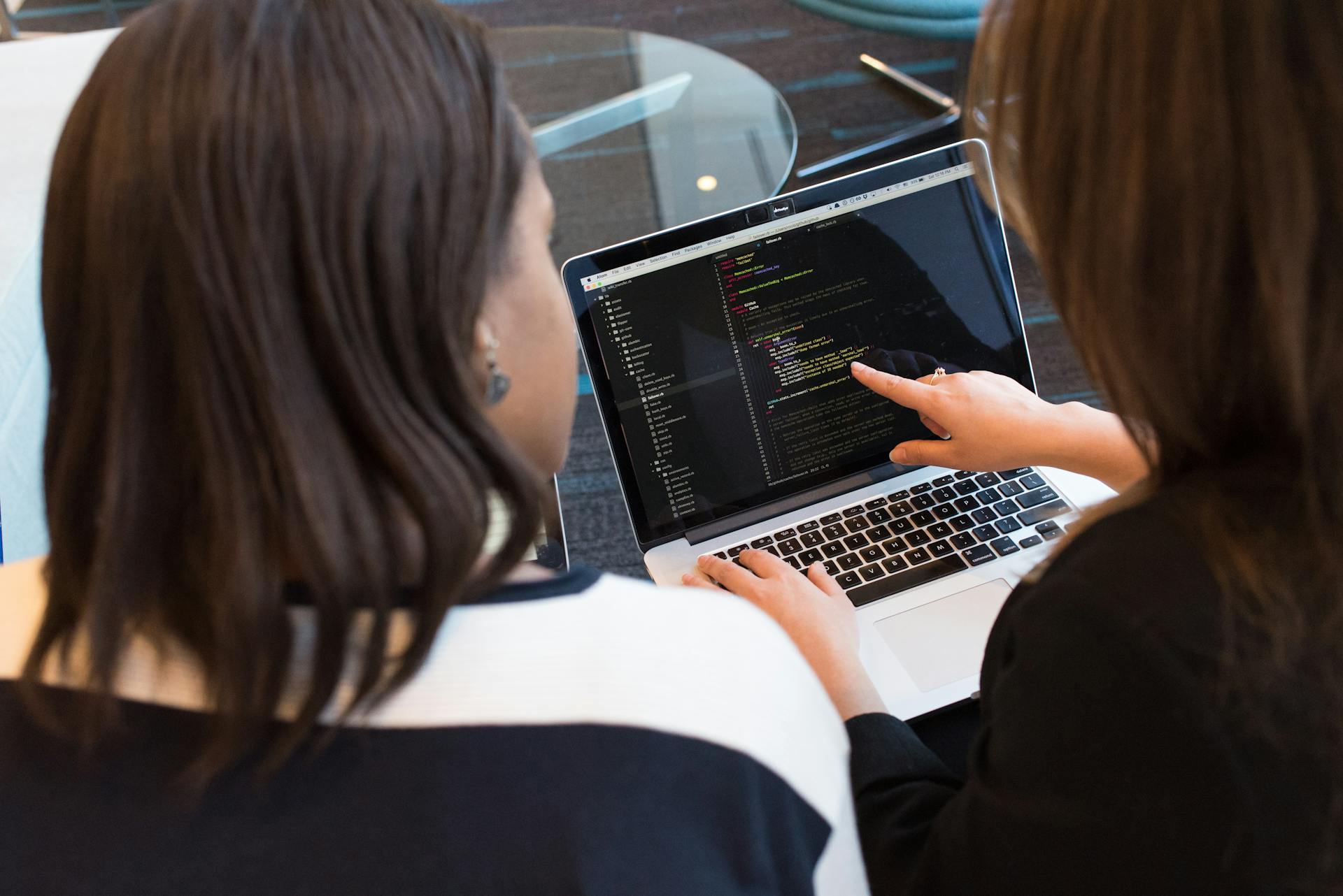 Deux femmes regardant un code sur l'écran d'un ordinateur portable | Source : Pexels