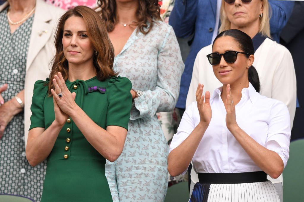  Kate Middleton et Meghan Markle dans la loge royale sur le court central pendant la douzième journée des championnats de tennis de Wimbledon au Club de tennis et de croquet All England Lawn | Photo : Getty Images