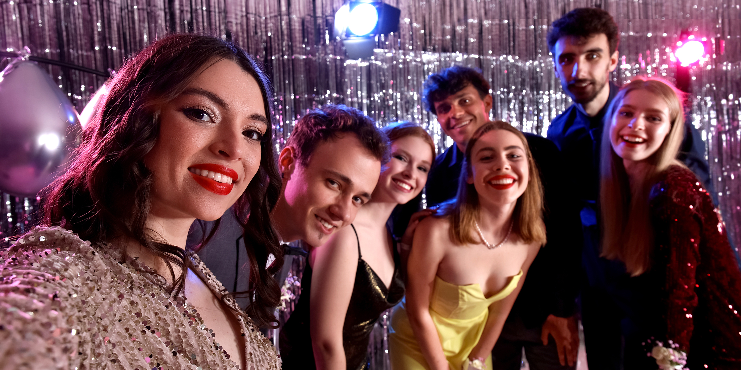 Lycéens assistant au bal de fin d'année | Source : Shutterstock