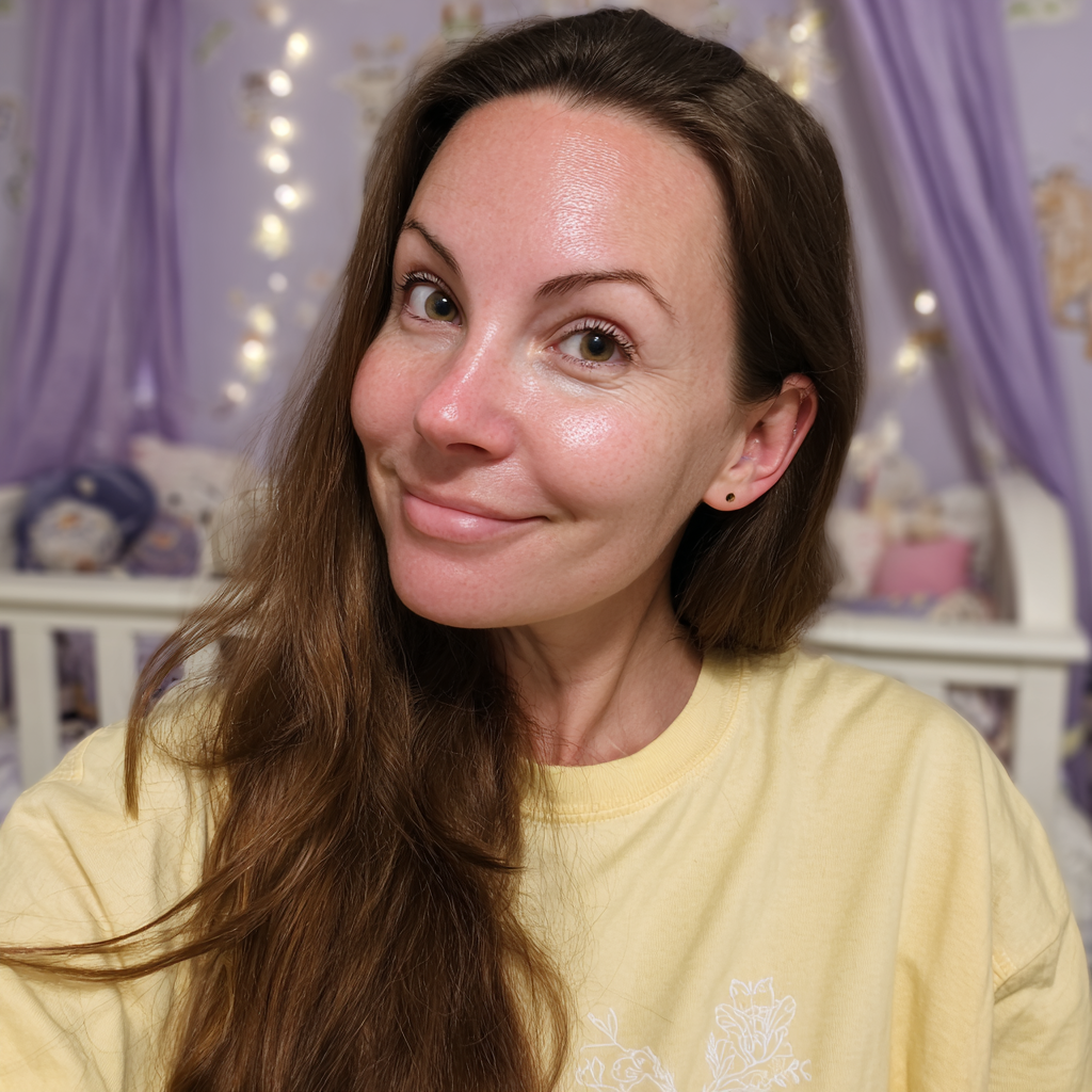 Une femme souriante debout dans une chambre d'enfant | Source : Midjourney