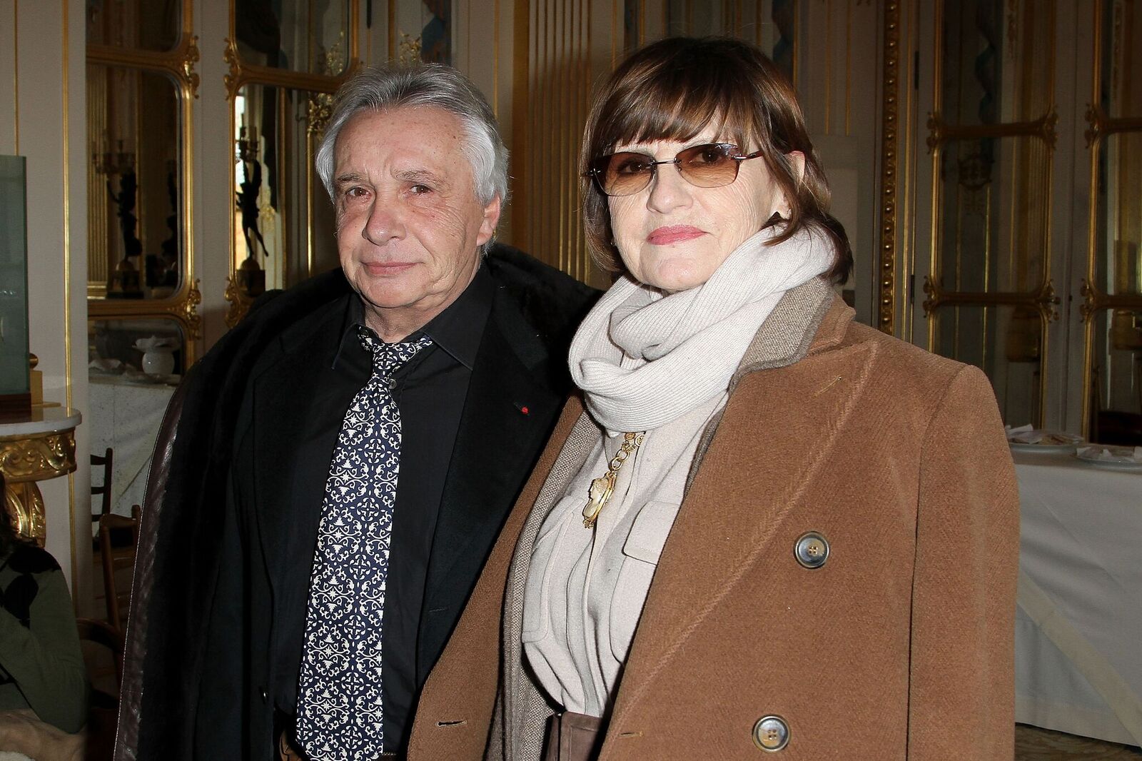 Michel Sardou  et Anne-Marier Perier au Ministère de la Culture le 8 février 2012 à Paris, France. | Photo : Getty Images