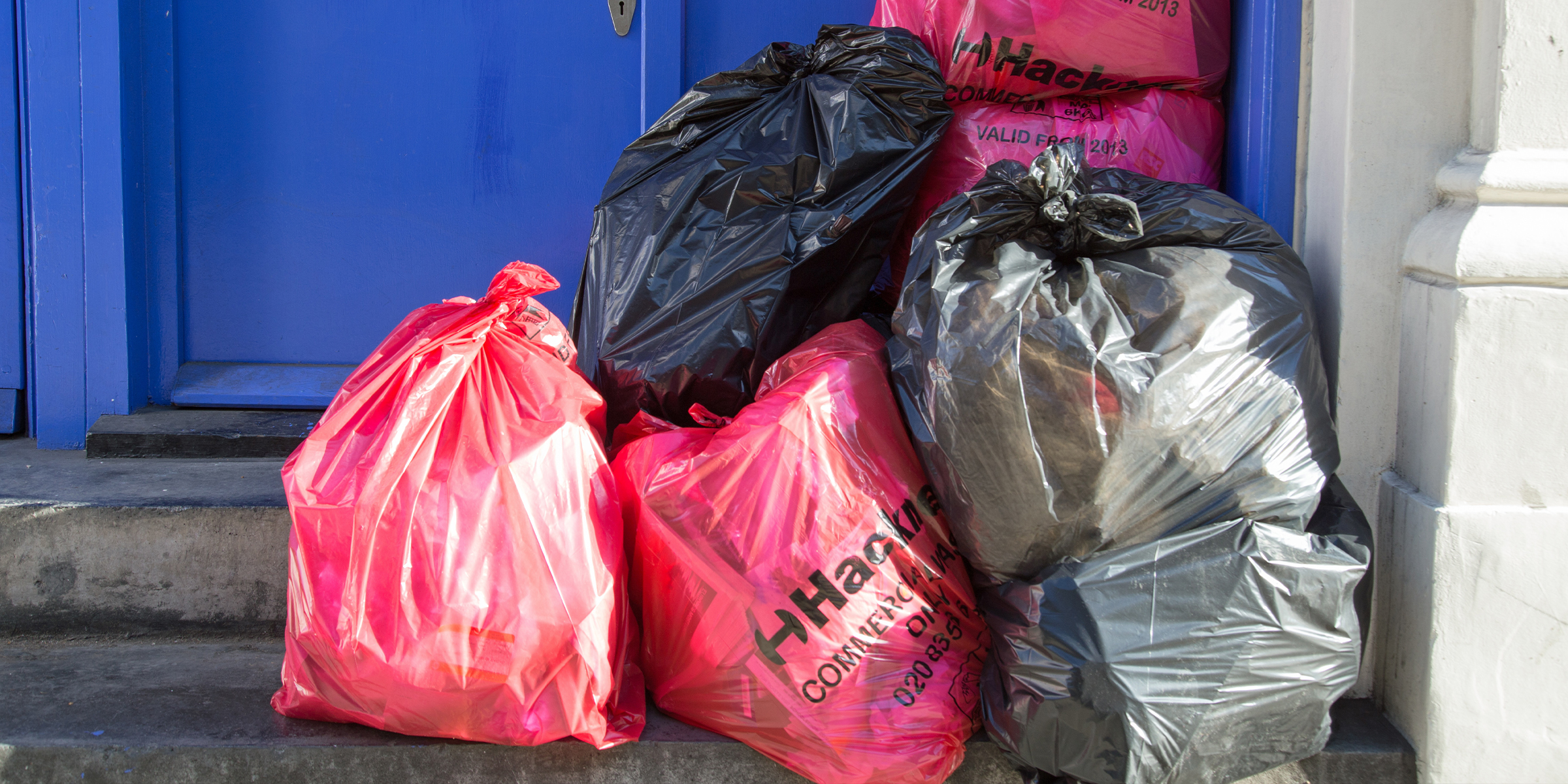 Sacs à ordures près de la porte. | Source : Shutterstock