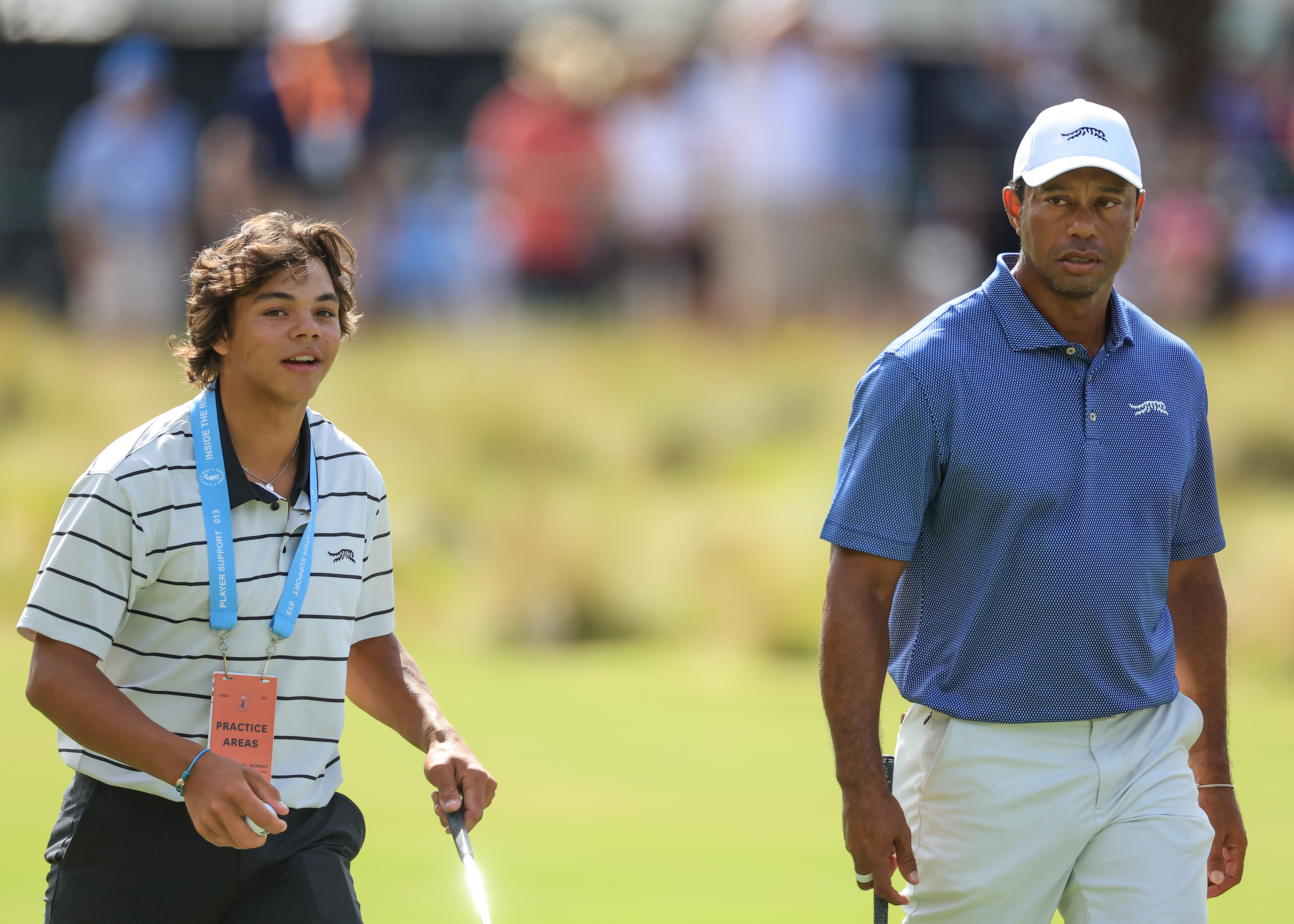 Tiger et Charlie Woods se rendent à pied à l'entraînement de l'U.S. Open 2024 à Pinehurst, en Caroline du Nord, le 10 juin 2024 | Source : Getty Images