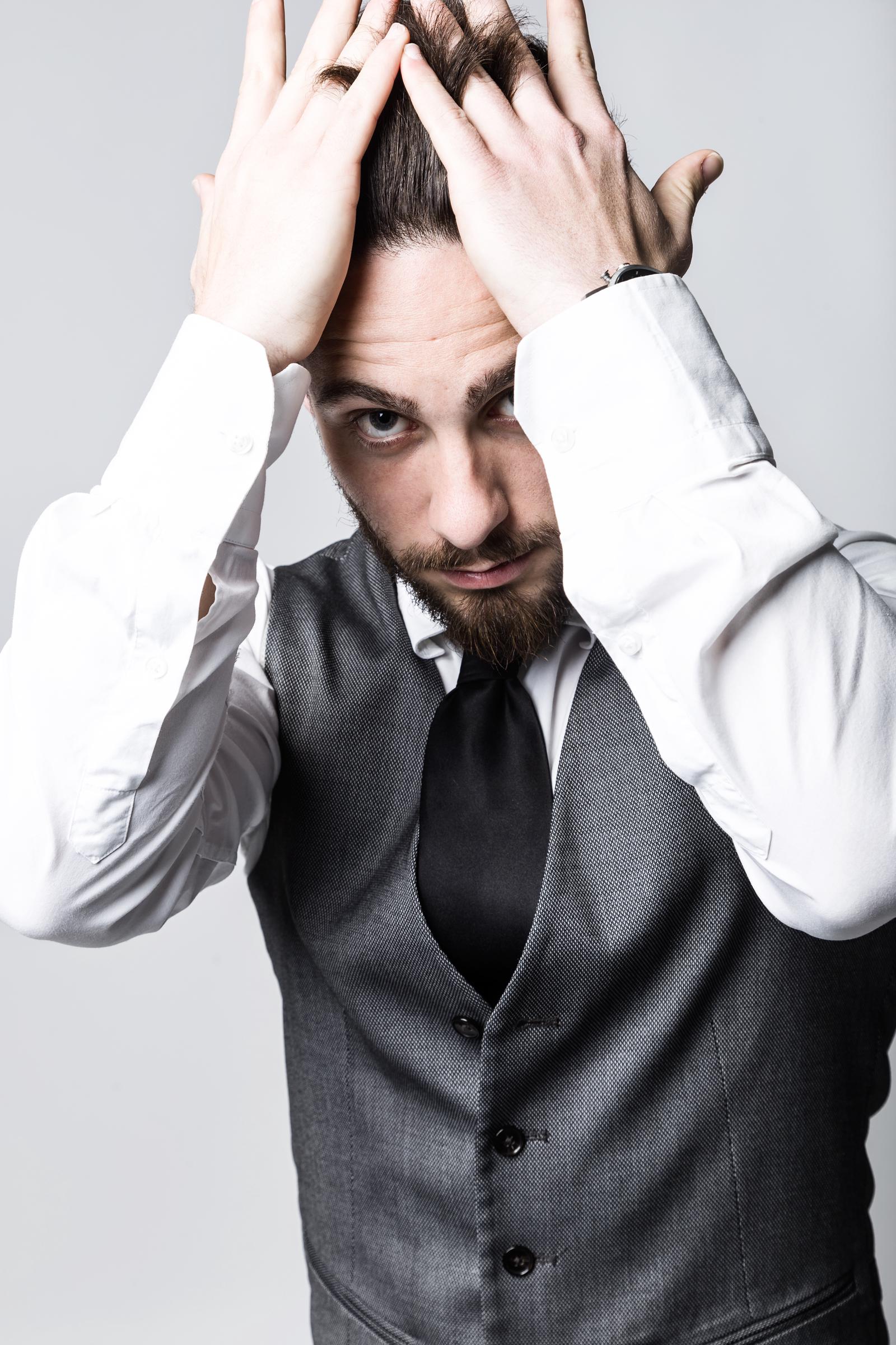 Un homme anxieux | Source : Freepik