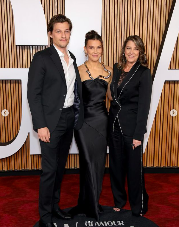 Jake Bongiovi, Millie Bobby Brown et Dorothea Hurley posant pour une photo lors d'un événement, posté le 8 novembre 2023 | Source : Instagram/jakebongiovi