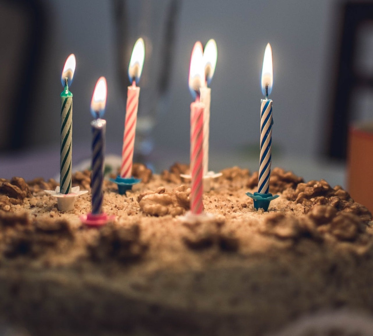 Gâteau d'anniversaire avec plusieurs bougies allumées. | Photo : Pexels