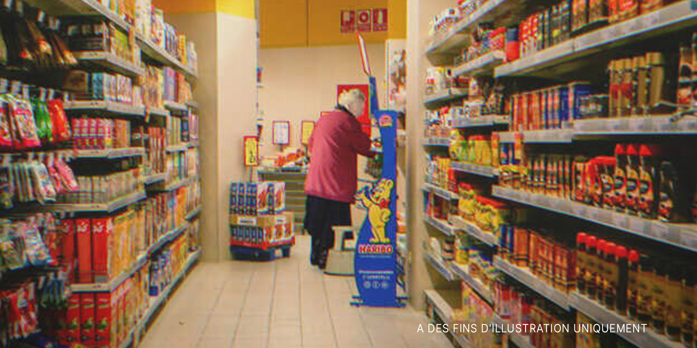 Une femme âgée dans une épicerie | Source : Getty Images