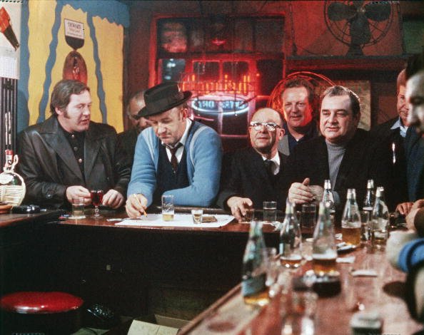 Gene Hackman prend des notes dans un bar dans une photo du film "The French Connection", réalisé par William Friedkin en 1971. | Photo : Getty Images