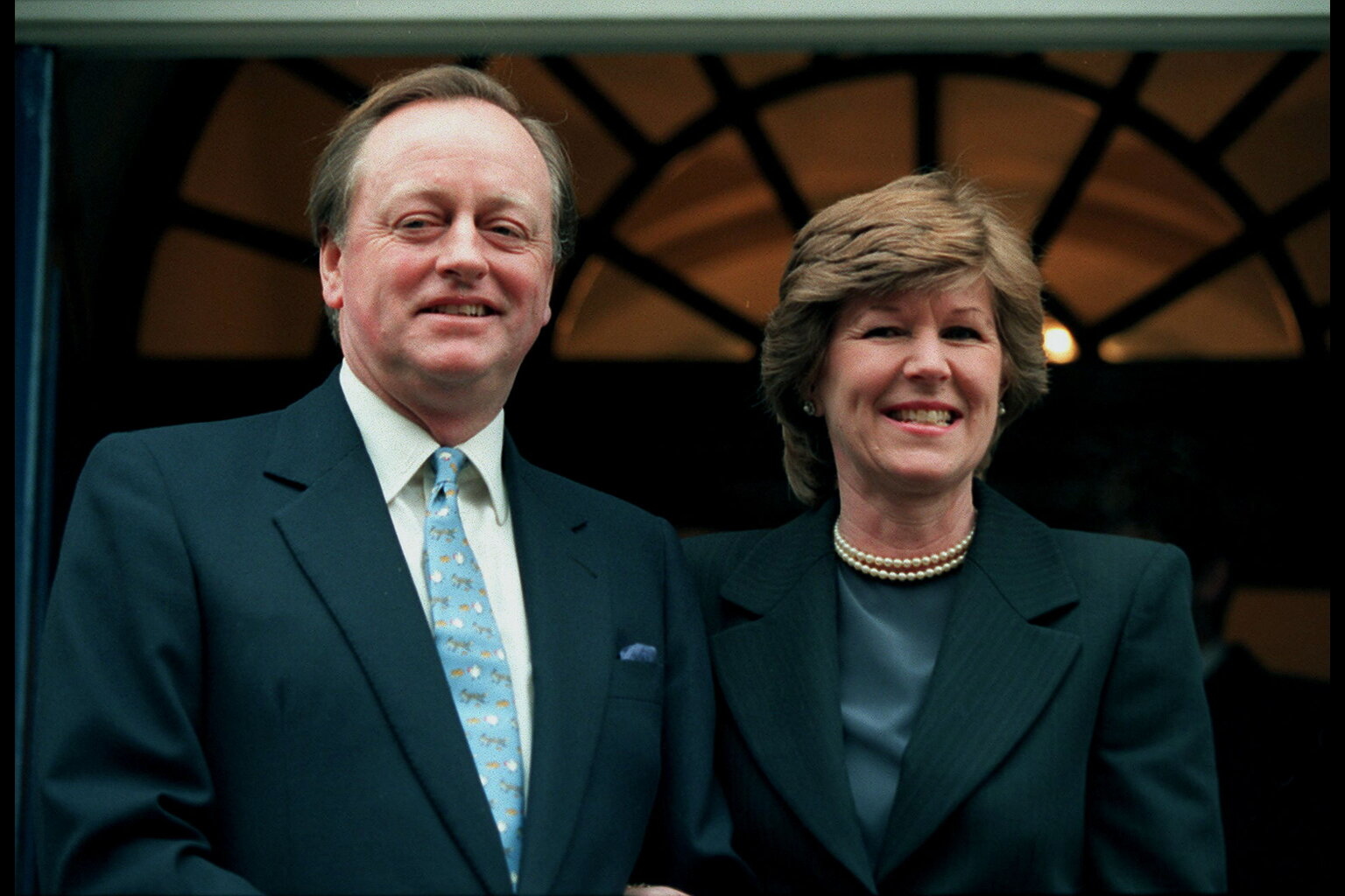 Le père du garçon et sa nouvelle épouse, Rosemary Pitman, après leur mariage le 7 février 1996. | Source : Getty Images