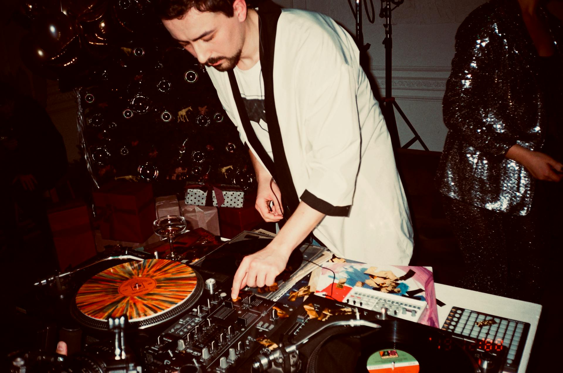 Gros plan sur un DJ lors d'une fête | Source : Pexels