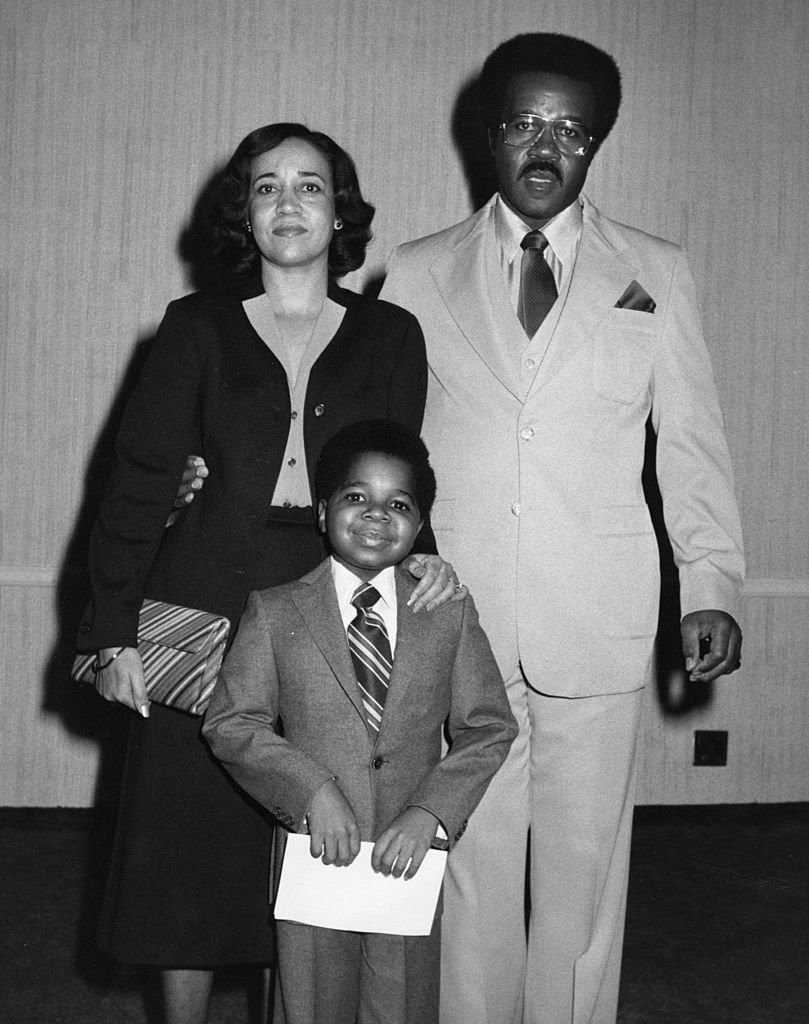 Gary Coleman et ses parents photographiés lors du dîner de remise des prix de la National Kidney Foundation de 1982, à Beverly Hills, en Californie. | Photo : Getty Images