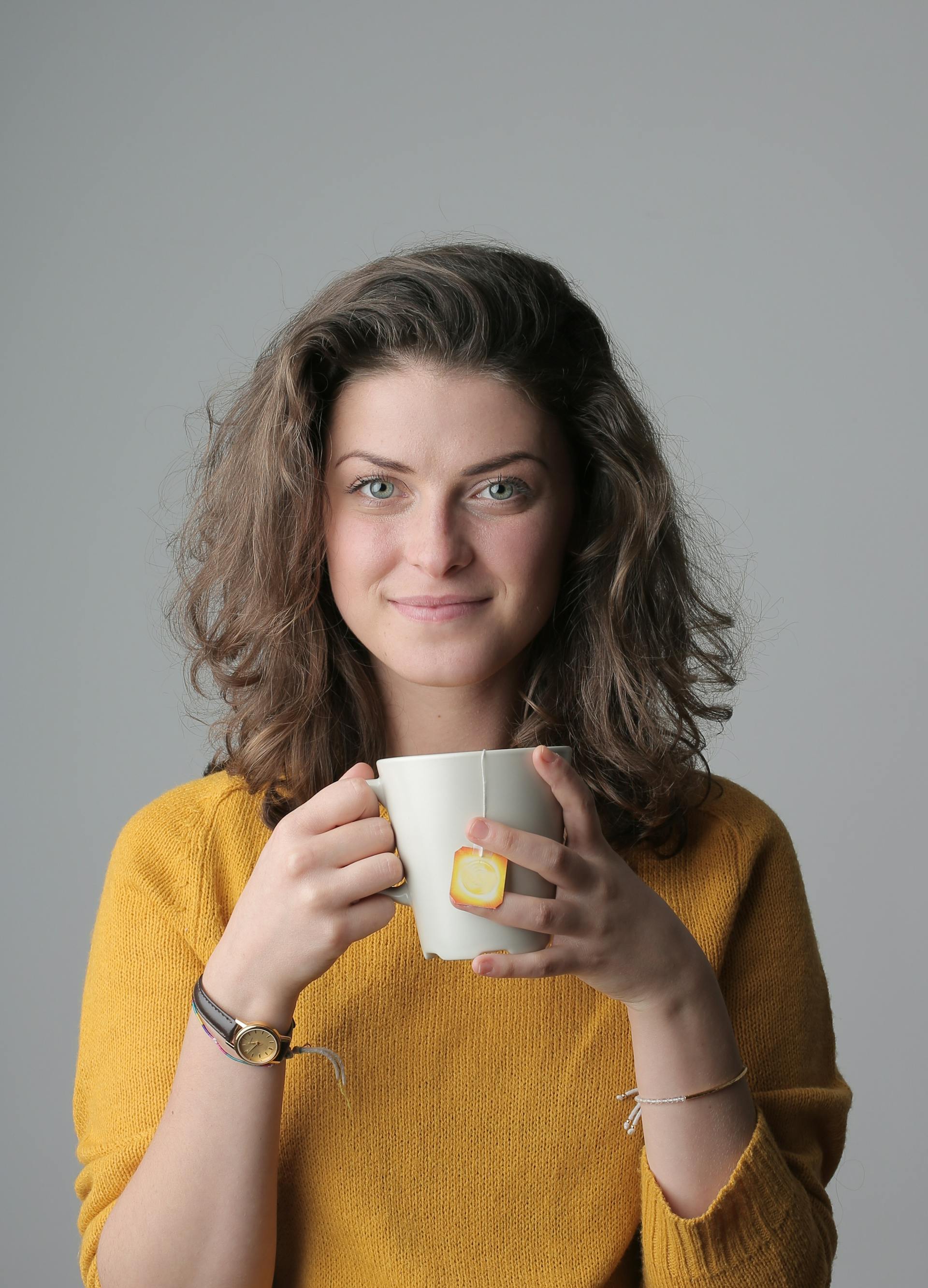 Une femme tenant une tasse blanche | Source : Pexels