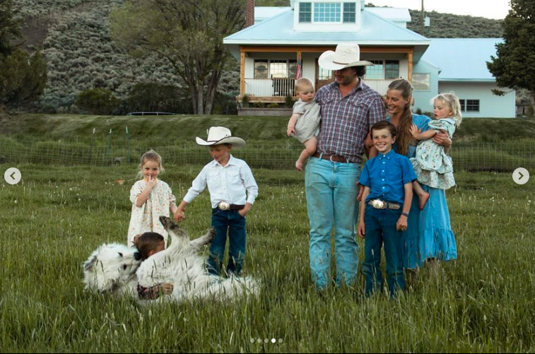 Daniel et Hannah Neeleman avec certains de leurs enfants, posté le 14 juin 2021 | Source : Instagram/ballerinafarm