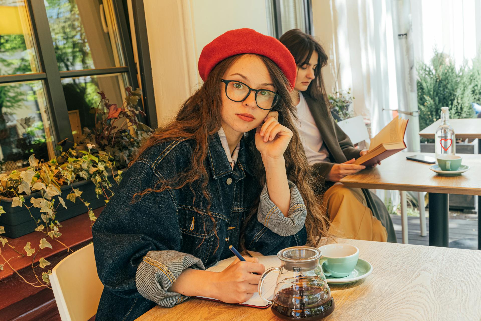 Une femme dans un café | Source : Pexels