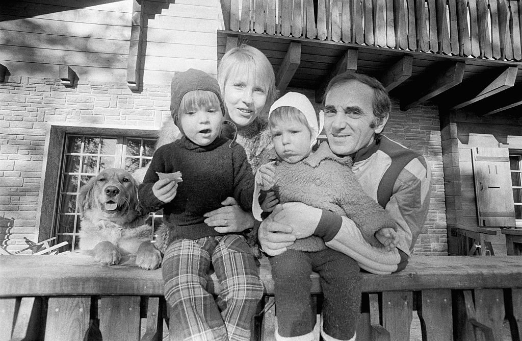 Le chanteur et compositeur français Charles Aznavour et son épouse Ulla avec leur fille Katia (27 mois), et leur fils Misha (13 mois) sur la terrasse de leur chalet L'Ou-Rou-Ka. | Photo : Getty Images