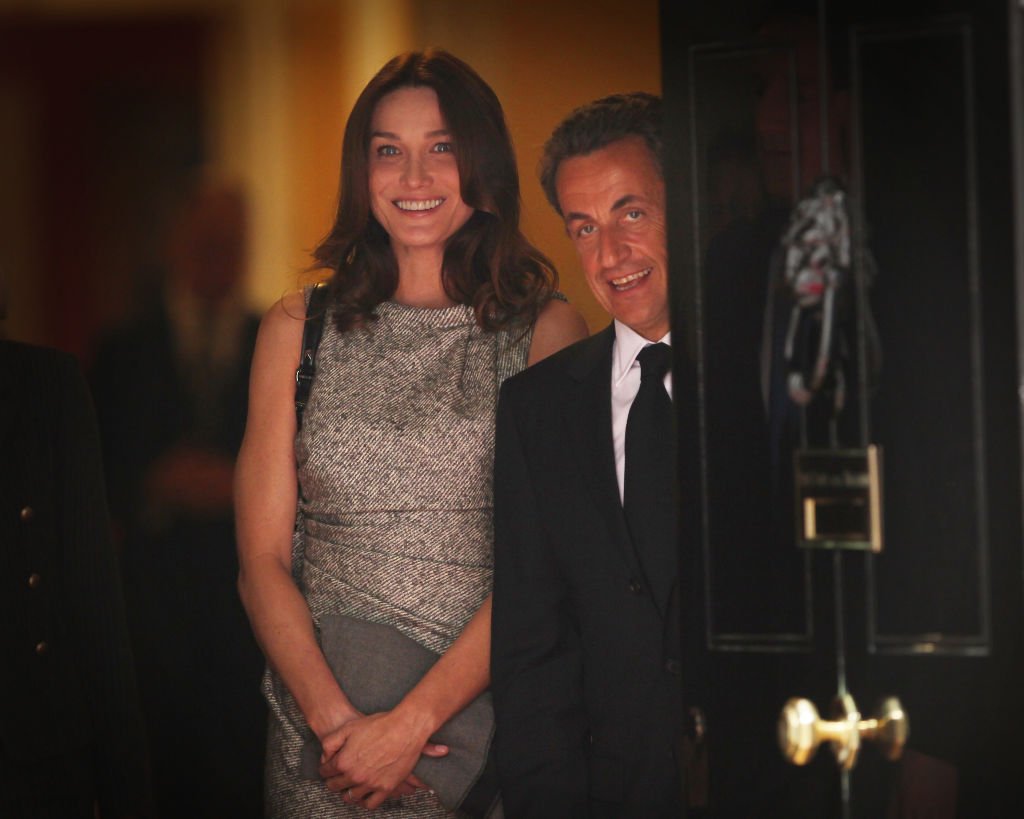  Nicolas Sarkozy et son épouse Carla Bruni-Sarkozy regardent de derrière la porte au numéro 10 Downing après avoir déjeuné avec le Premier ministre David Cameron le 18 juin 2010 à Londres, en Angleterre. | Photo : Getty Images