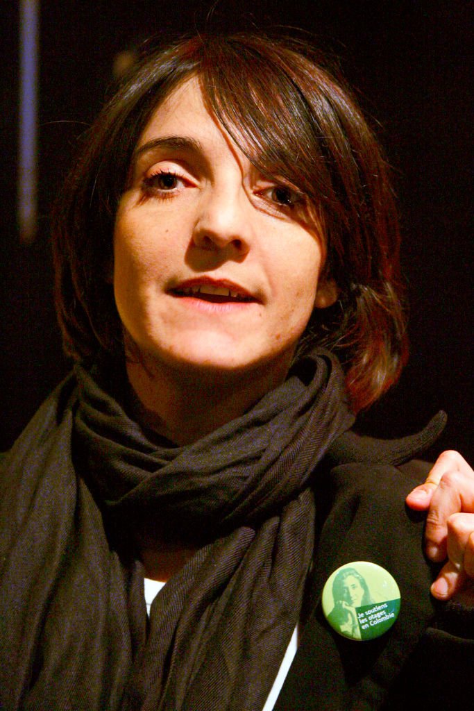 L'humoriste française Florence Foresti pose, le 20 février 2006 à Paris. | Photo : Getty Images