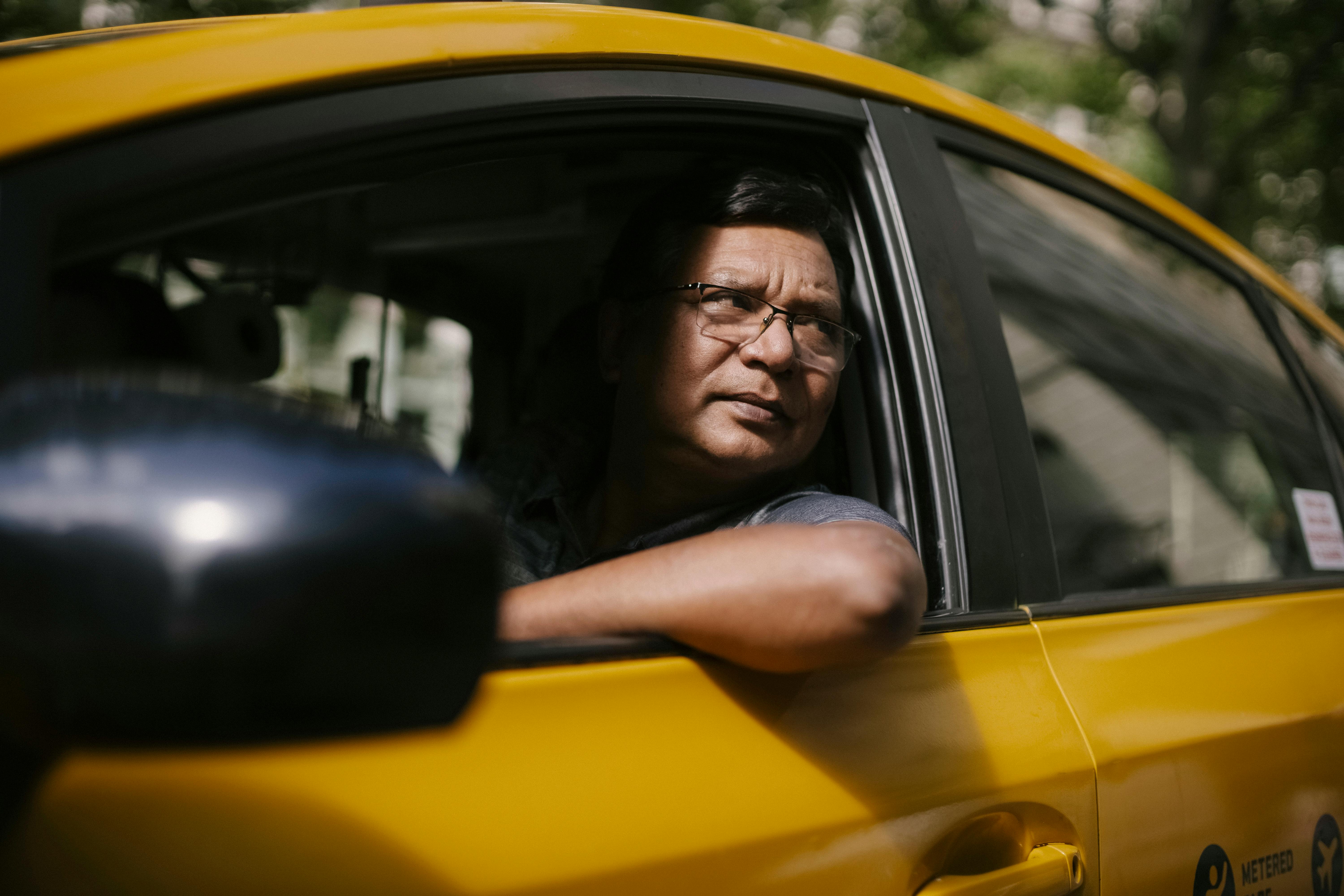 Un homme qui regarde par la fenêtre de la voiture | Source : Pexels