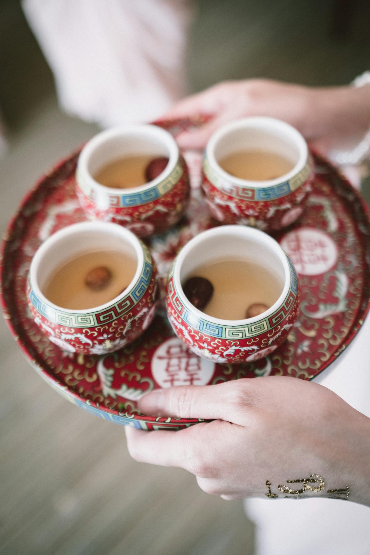 Une femme tenant un plateau de tasses de thé | Source : Pexels