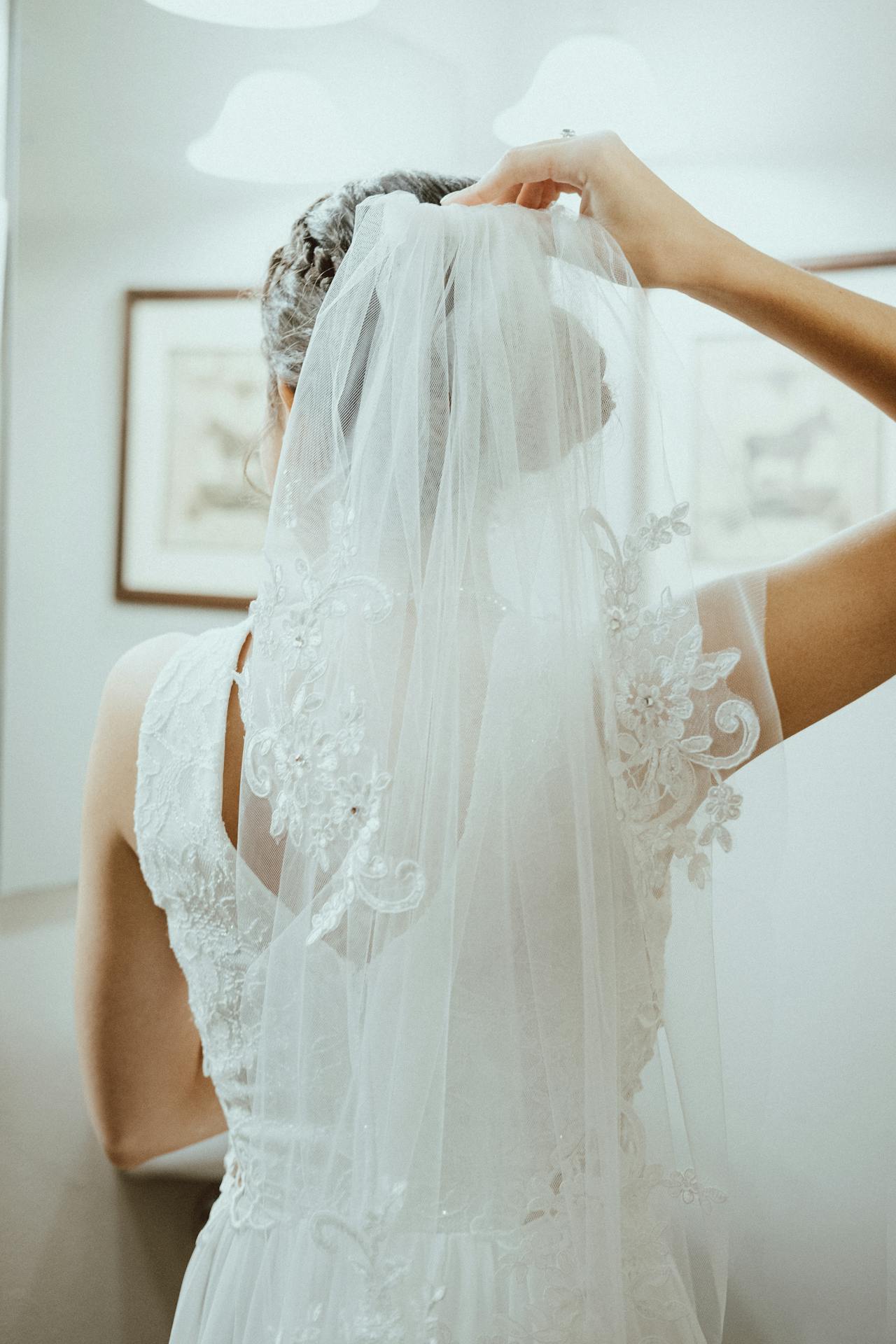 Une mariée ajustant son voile | Source : Pexels