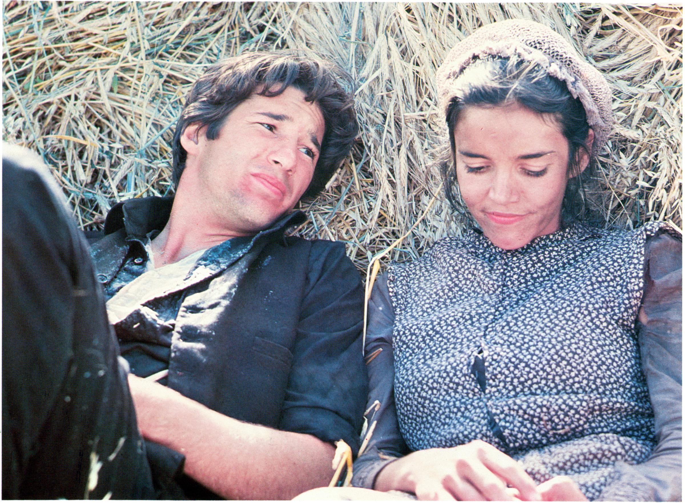 Richard Gere dans une scène de "Days of Heaven" avec sa co-star Brooke Adams en 1978. | Source : Getty Images