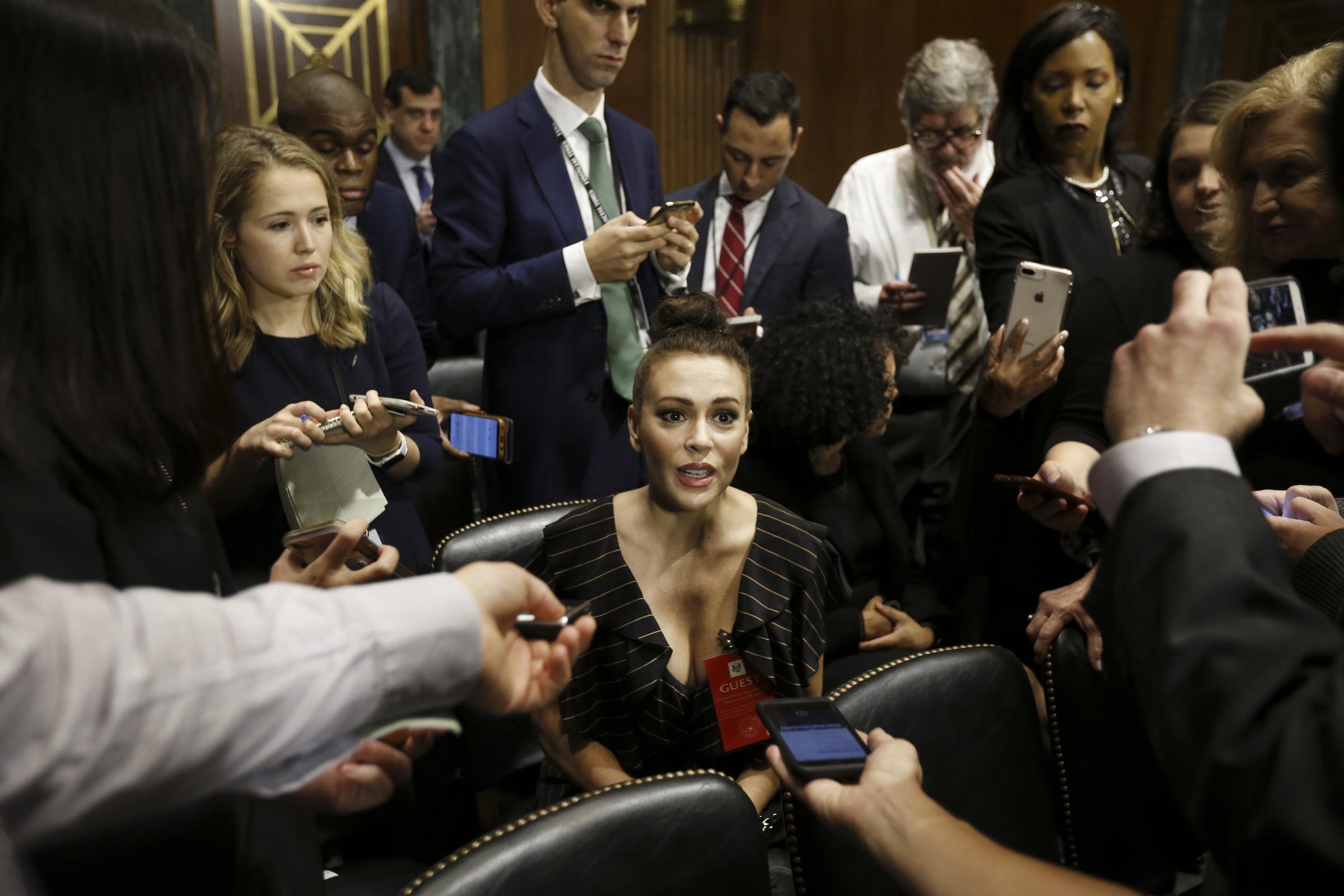 Alyssa Milano s'adresse aux membres des médias avant le début d'une audience de la commission judiciaire du Sénat à Washington, D.C., États-Unis, le 27 septembre 2018. | Source : Getty Images