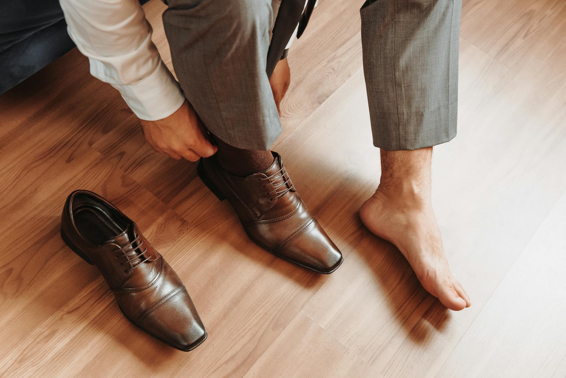 Un homme qui met ses chaussures | Source : Pexels