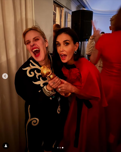 Tallulah Willis et Demi Moore posent avec le trophée de l'actrice après sa victoire aux Golden Globe Awards 2025, d'après un post daté du 5 janvier 2025 | Source : Instagram/buuski