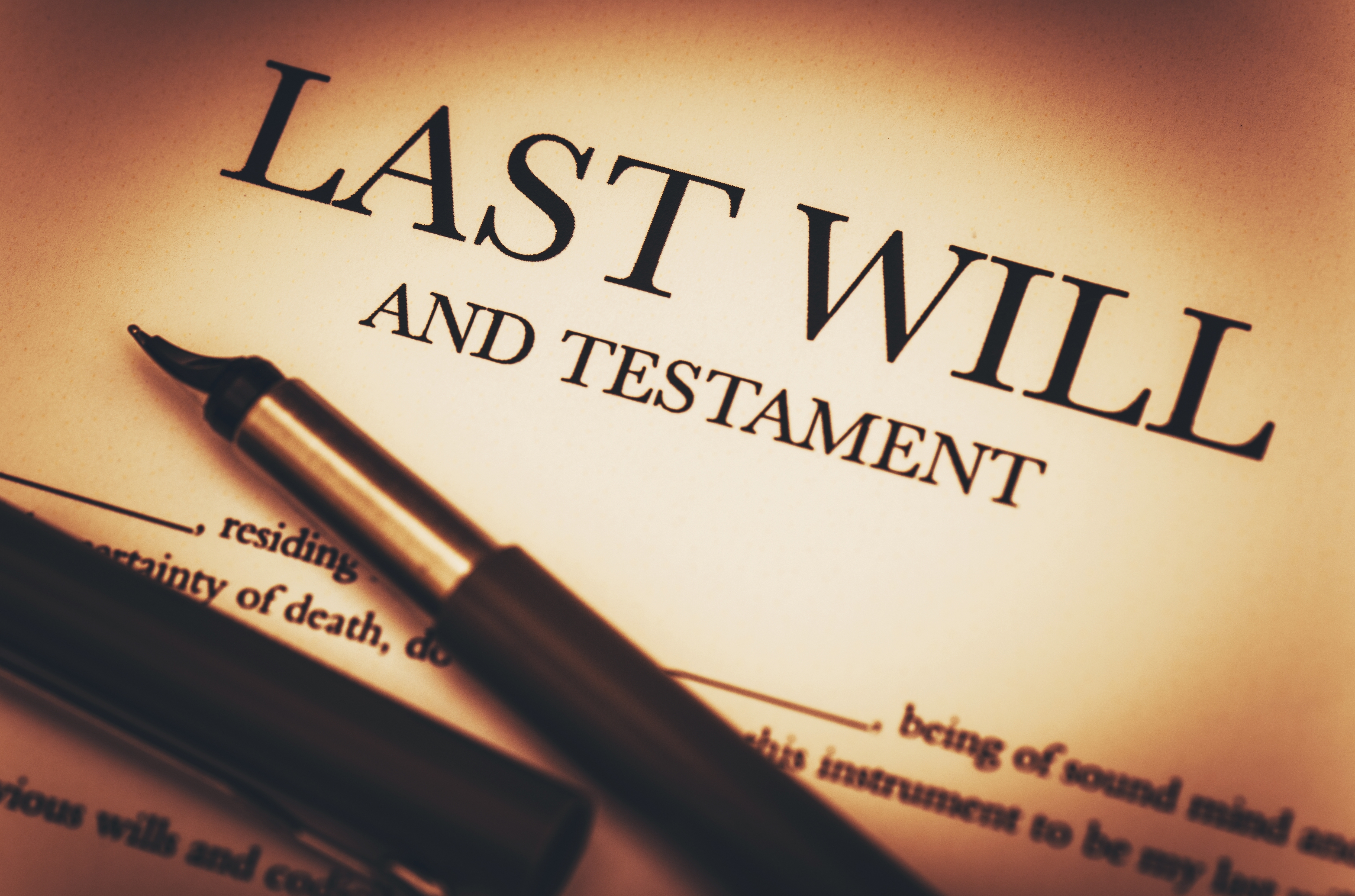 Gros plan d'un document portant le titre "Dernières volontés et testament" | Source : Shutterstock