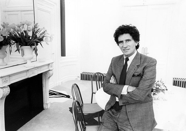 Jack Lang, Ministre de la culture dans son bureau du ministère de la culture à Paris, 1986, France. | Photo : Getty Images