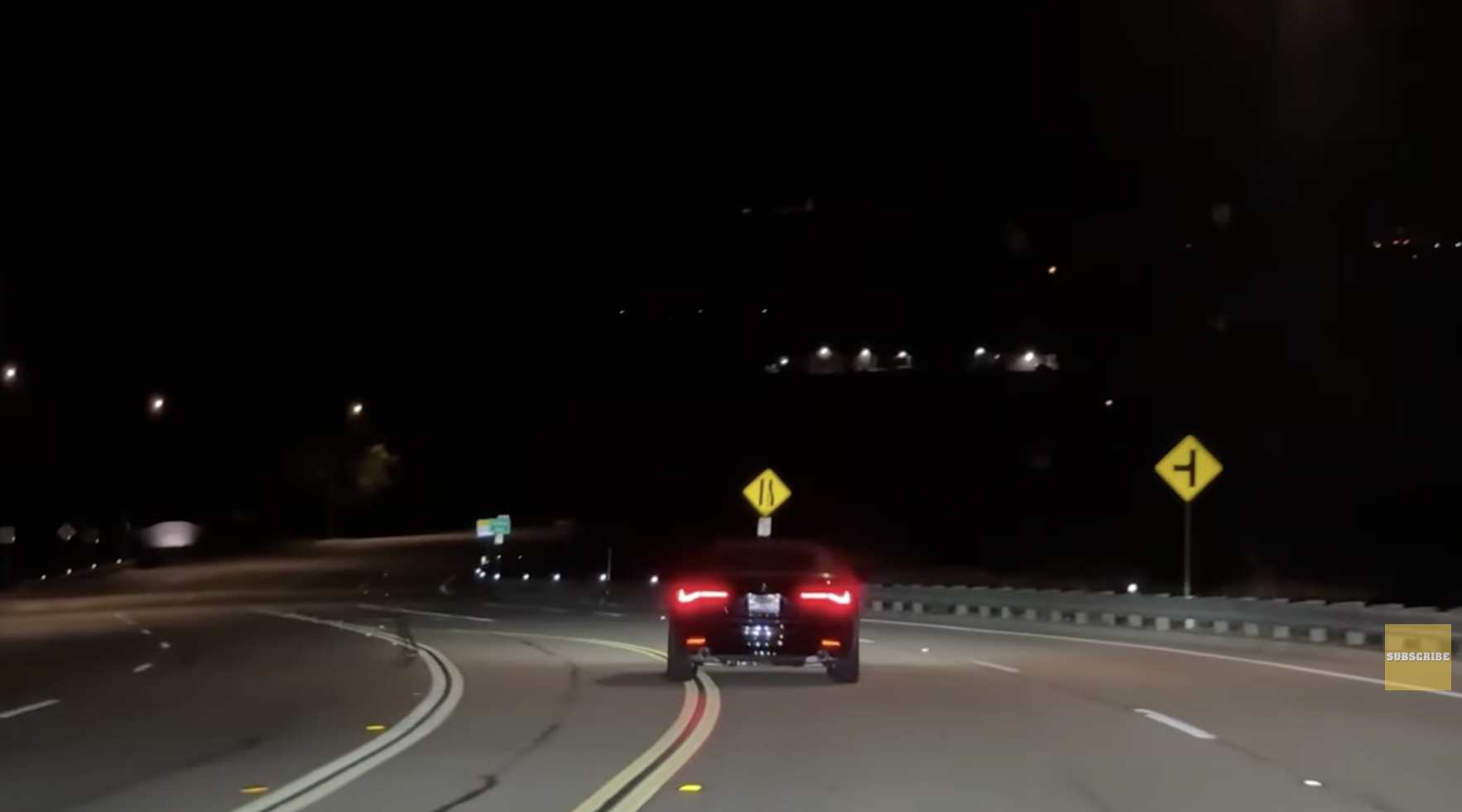 Britney Spears roule avec sa voiture alors qu'elle traverse Thousand Oaks, en Californie, le 22 octobre 2025. | Source : YouTube/Page Six