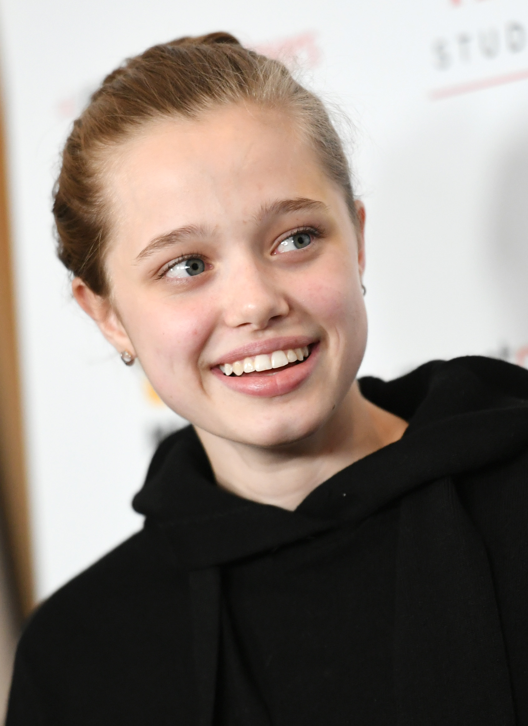 Shiloh Jolie assiste à la première à Los Angeles de "Paper & Glue : A JR Project" au Museum Of Tolerance le 18 novembre 2021 à Los Angeles, Californie | Source : Getty Images