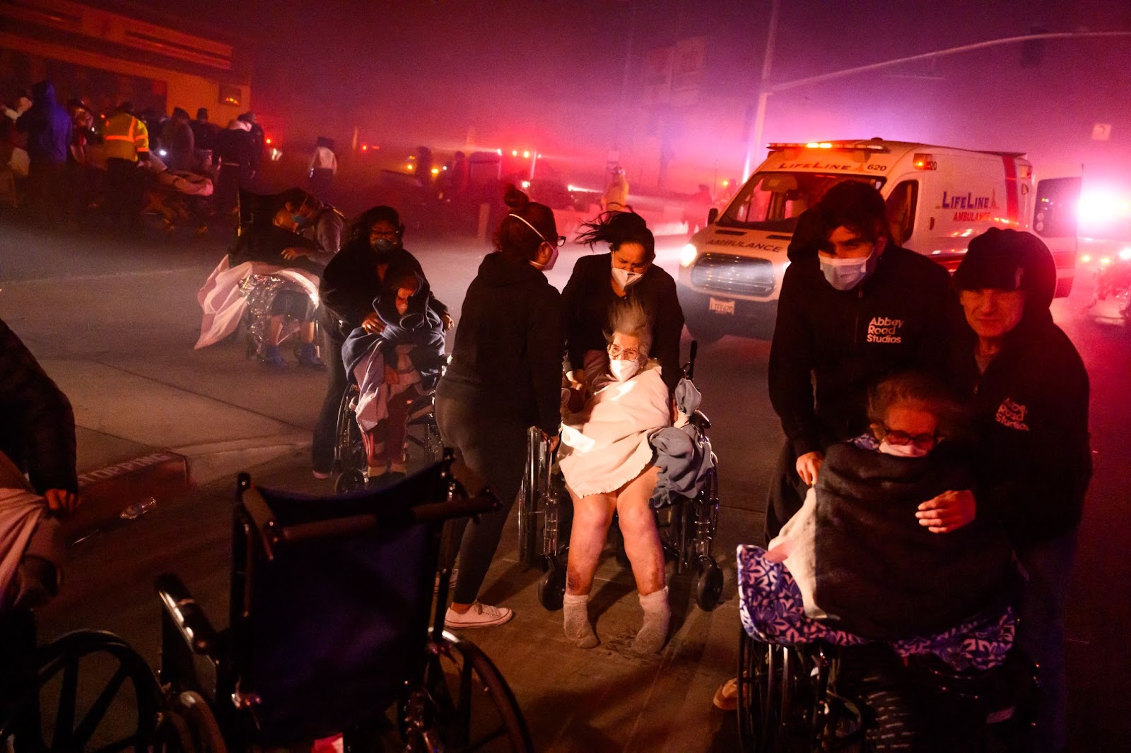 Des patients âgés sont évacués dans des véhicules d'urgence alors que les braises et les flammes s'approchent lors de l'incendie d'Eaton à Pasadena, en Californie, le 7 janvier 2025. | Source : Getty Images