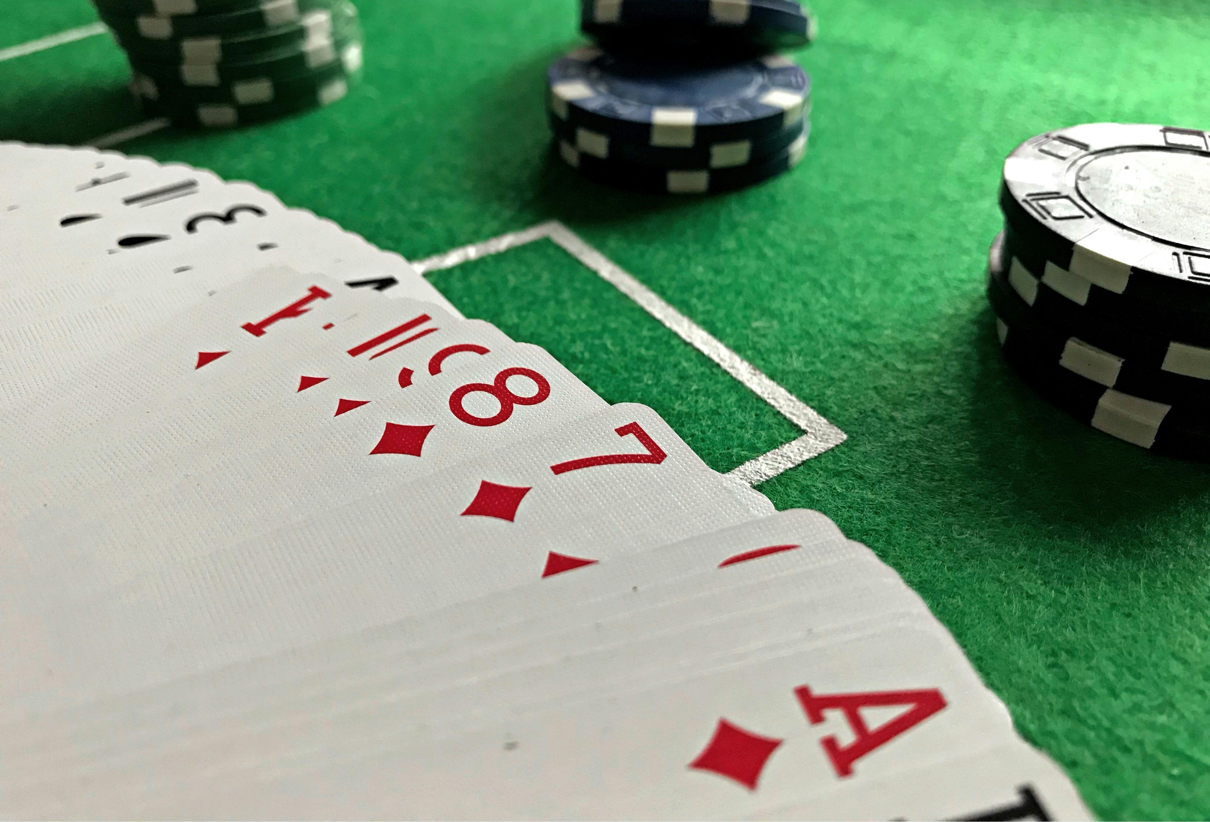 Un jeu de cartes avec des jetons de poker | Source : Pexels