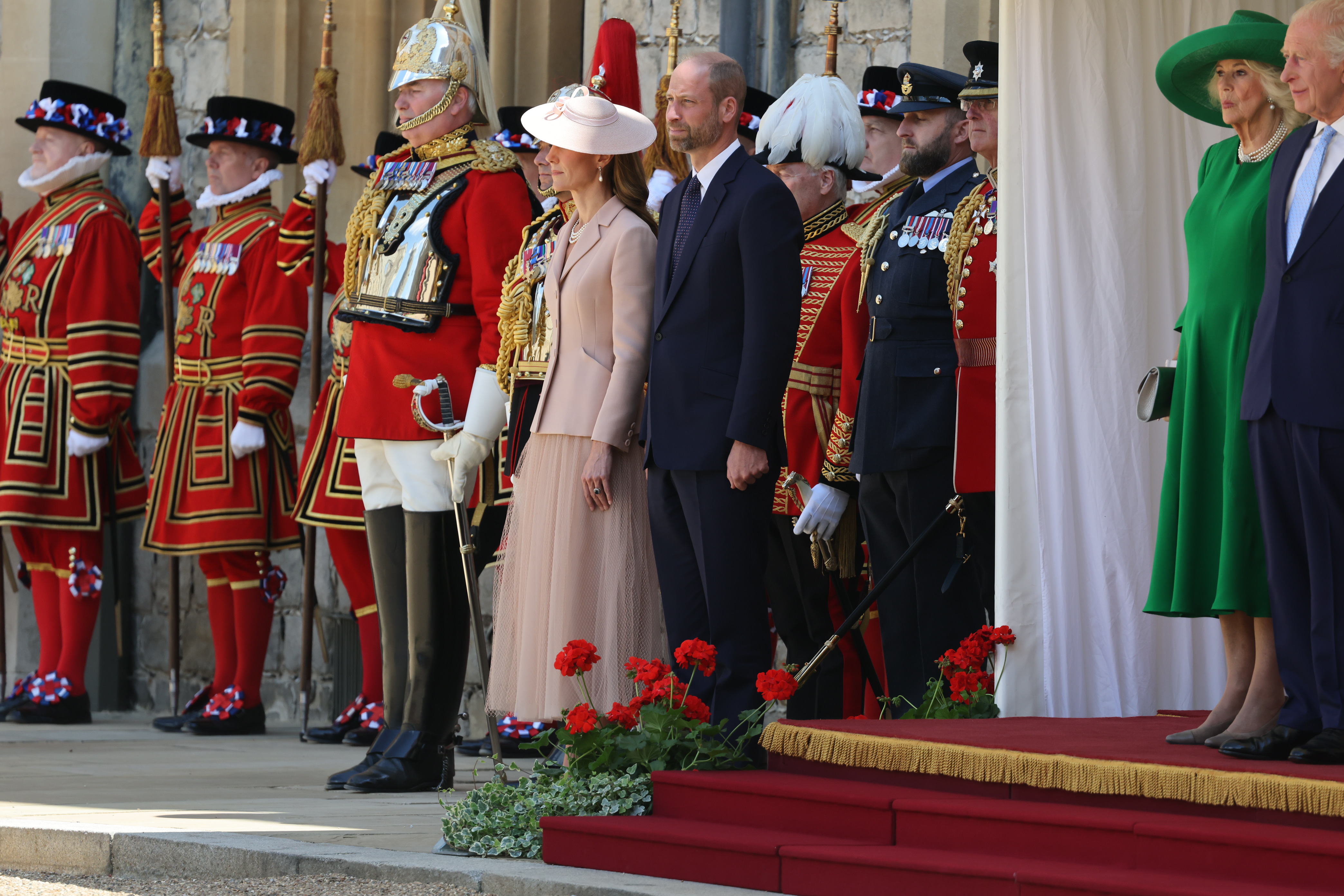 Catherine, princesse de Galles, et le prince William aux côtés du roi Charles III et de la reine Camilla pour accueillir le président français Emmanuel Macron et la première dame Brigitte Macron au château de Windsor.