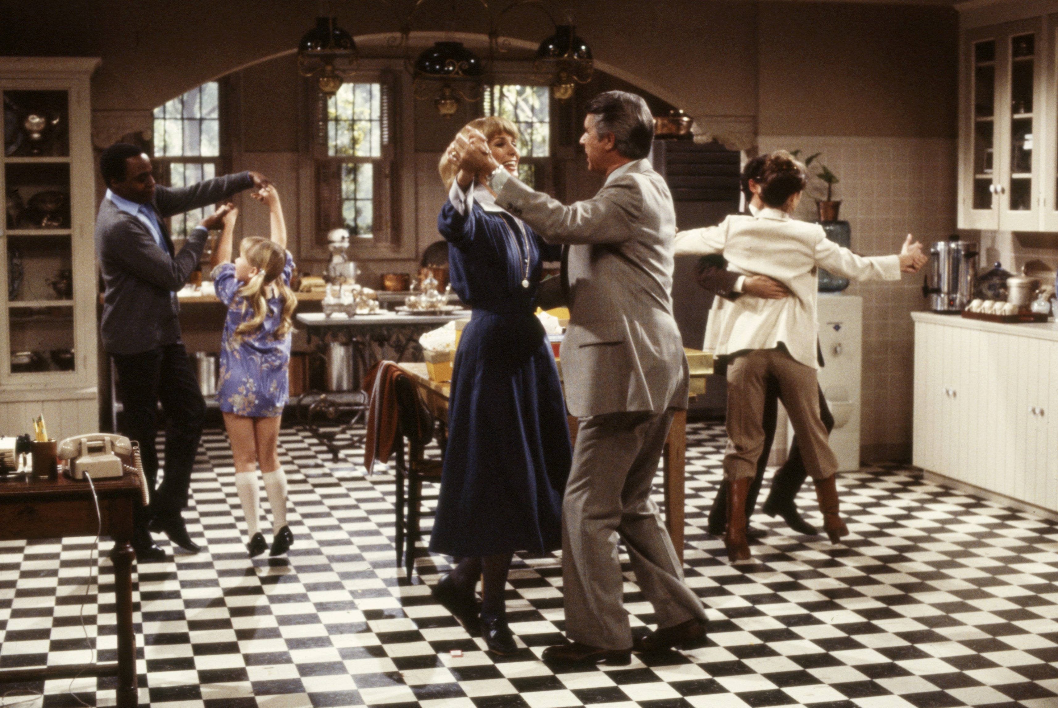 (De gauche à droite) Robert Guillaume, Missy Gold, Inga Swenson, James Noble, Lewis J Stadlen, Caroline McWilliams photographiés dans "Benson" le 1er janvier 1980 à Los Angeles, Californie. | Source : Getty Images