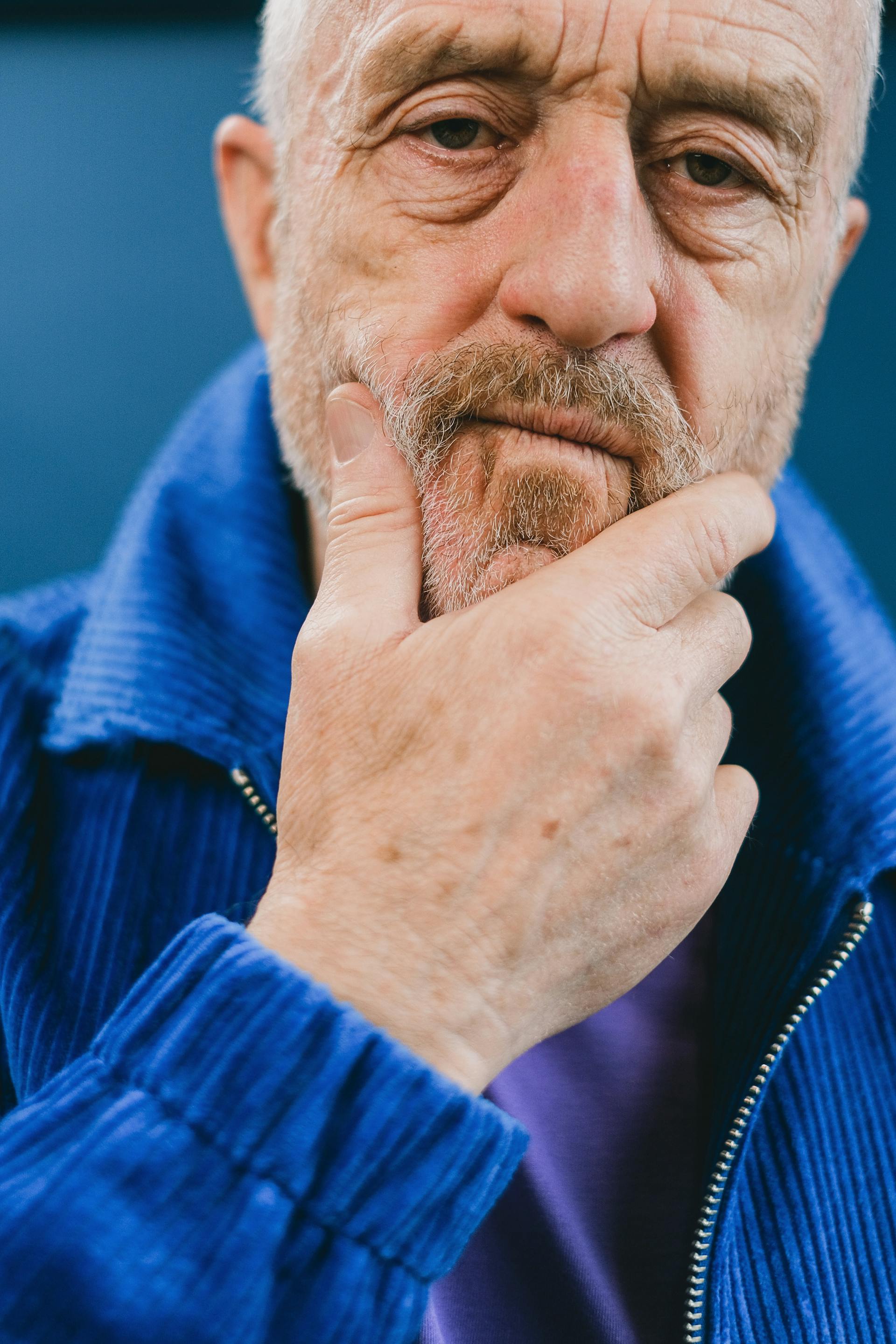 Un homme se frottant le menton | Source : Pexels