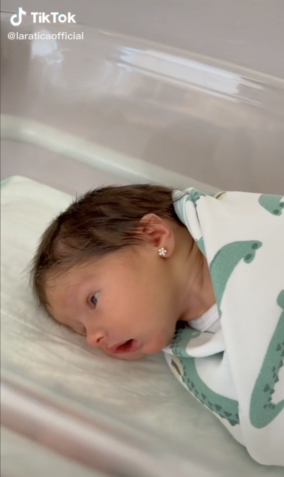 La petite fille, Lara, est à l'hôpital. | Source : https://www.tiktok.com/@laraticaofficial/video/7056685024967429382