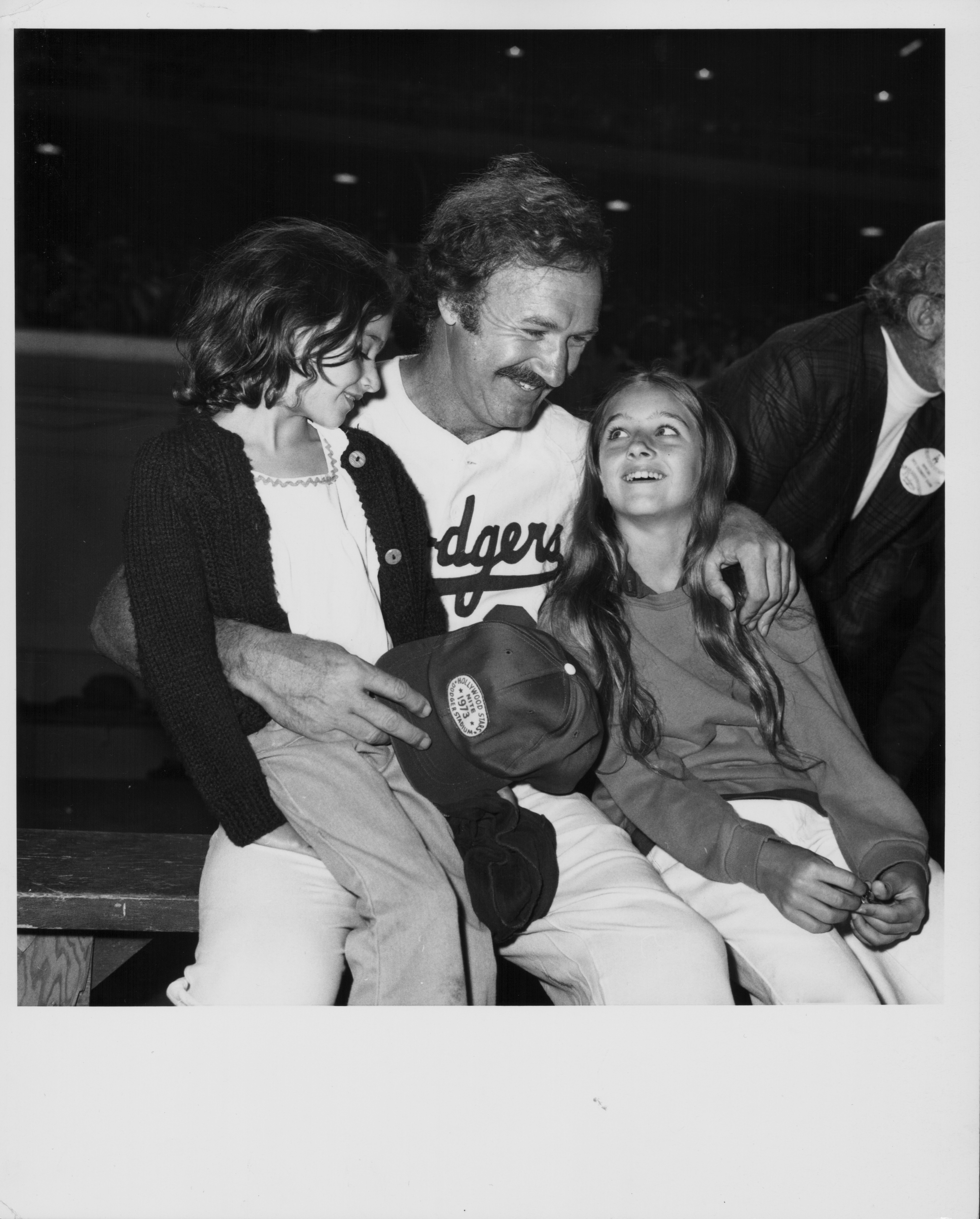 L'acteur Gene Hackman et ses filles, assistant à un match de baseball de célébrités à Hollywood, Californie, vers 1975-1985 | Source : Getty Images