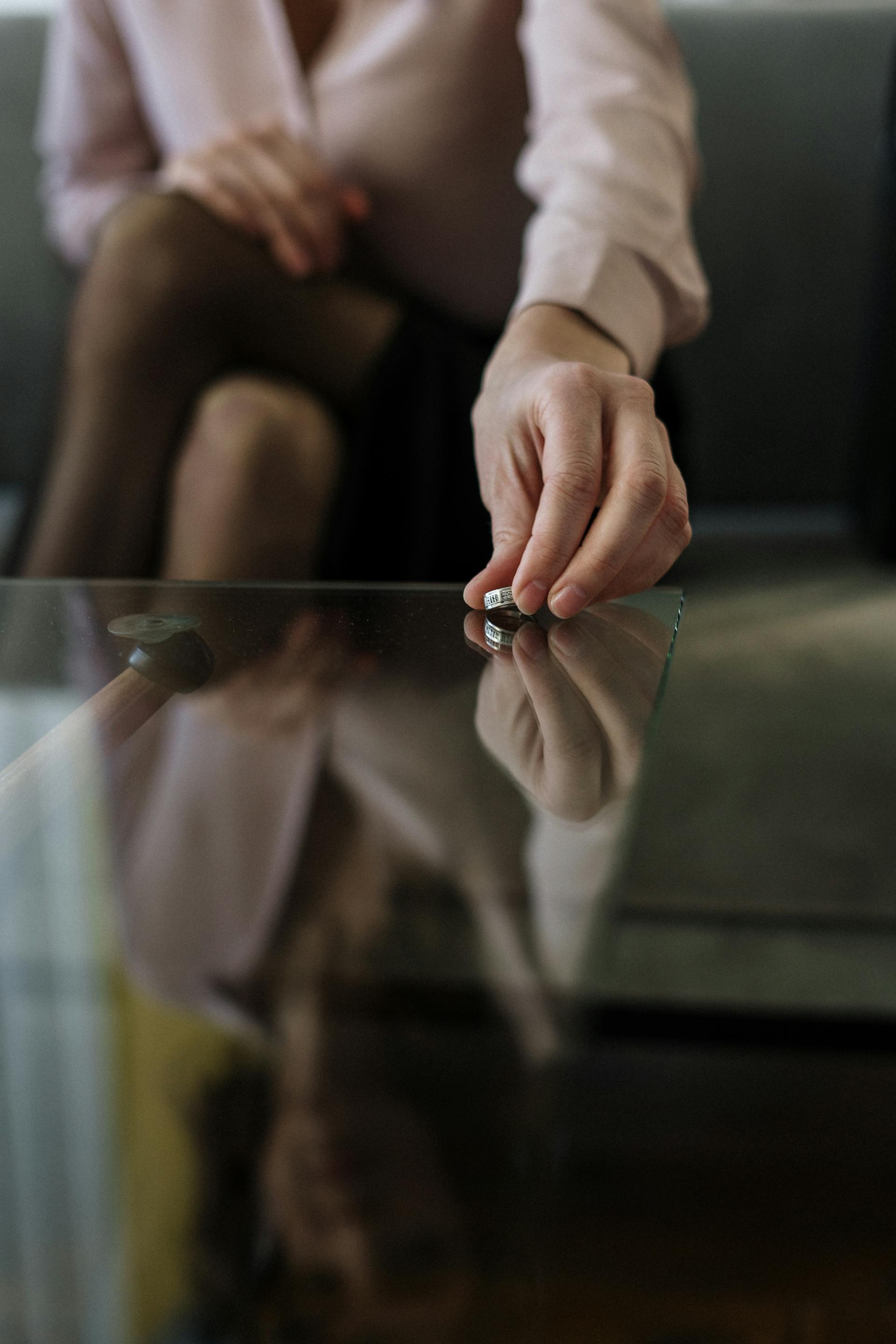 Femme posant son alliance sur la table | Source : Pexels